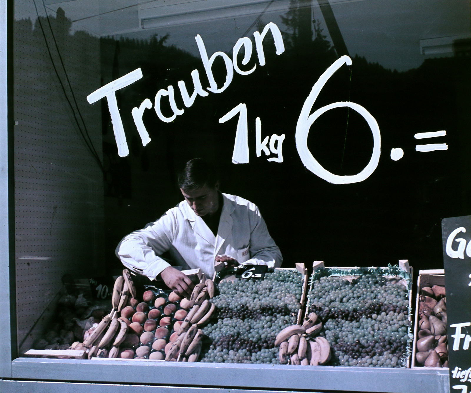 Austria, 1964, Hunyady József, colorful, Show window, price tag, fruit, banana, Fortepan #106670