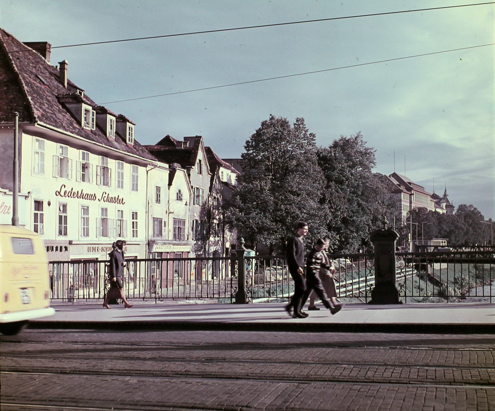 Austria, Graz, Erzherzog Johann Brücke (korábban Hauptbrücke) a Mura folyó felett, szemben a Marburger Kai házai, 1964, Hunyady József, colorful, Fortepan #106673