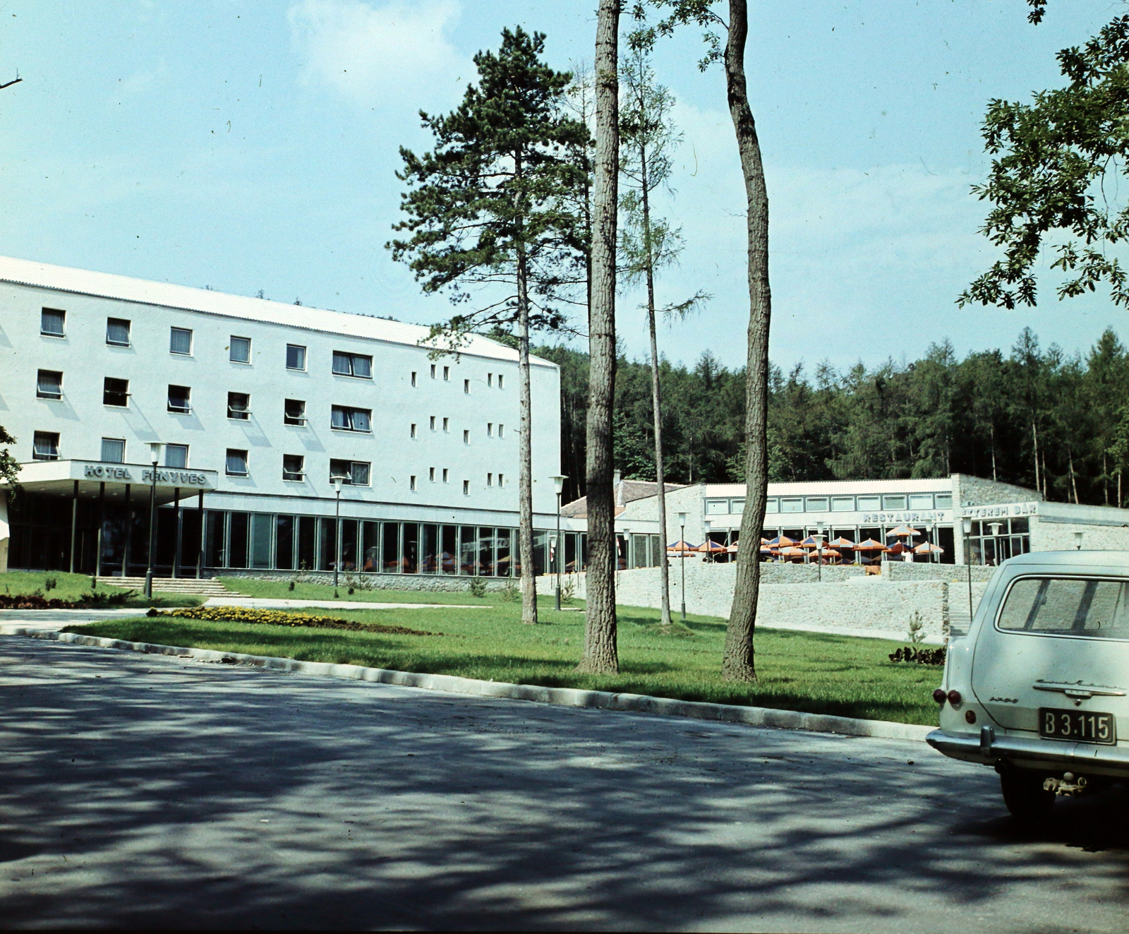 Hungary, Sopron, Várisi út 4., Hotel Fenyves (később Hotel Lövér)., 1965, Hunyady József, colorful, sunshades, street view, automobile, number plate, Fortepan #106677