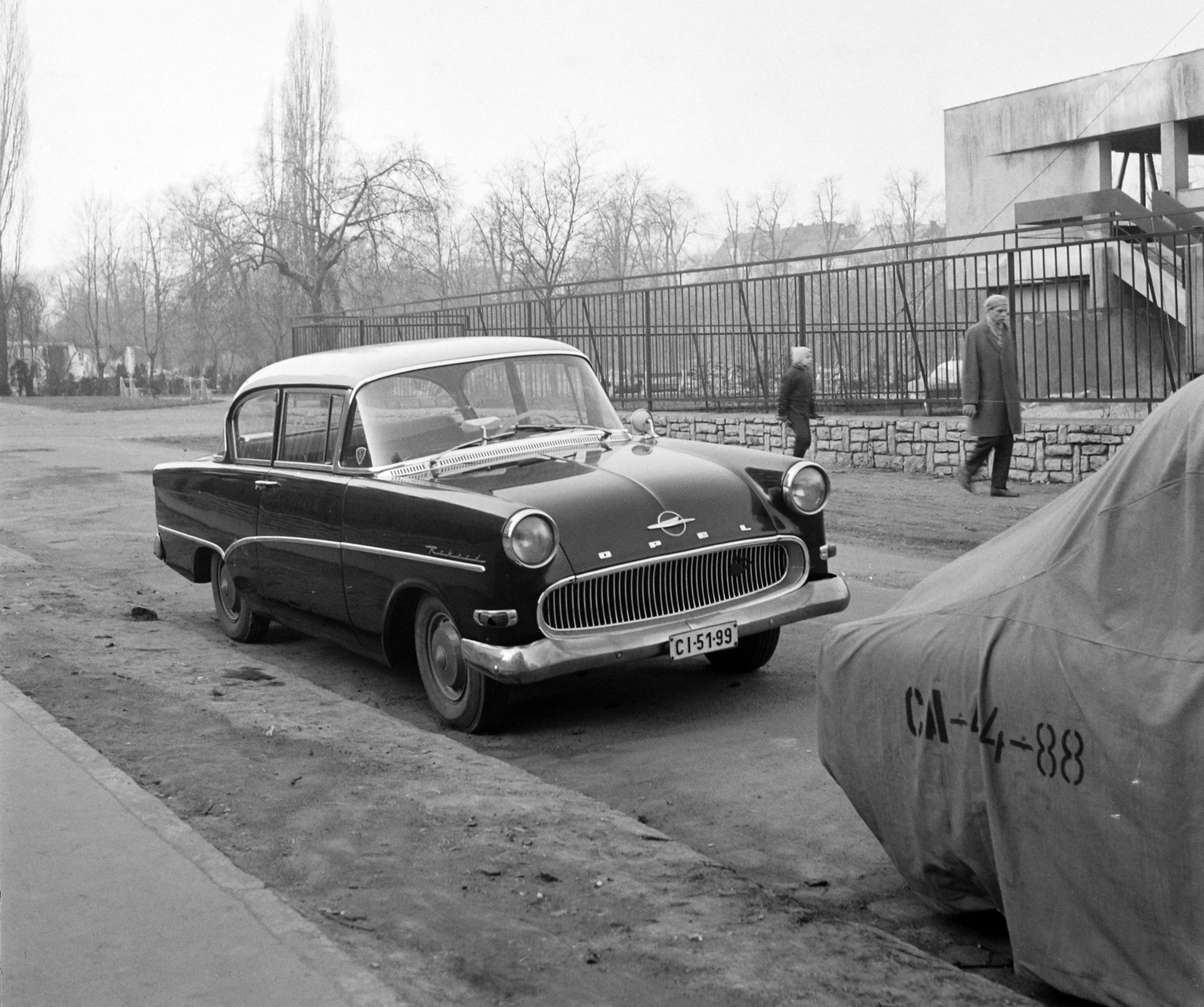Magyarország, Budapest XII., Maros utca 40., háttérben a Szamos utcai kereszteződés. Opel Rekord., 1965, Hunyady József, német gyártmány, Opel-márka, utcakép, rendszám, Opel Rekord P1, Budapest, Fortepan #106679