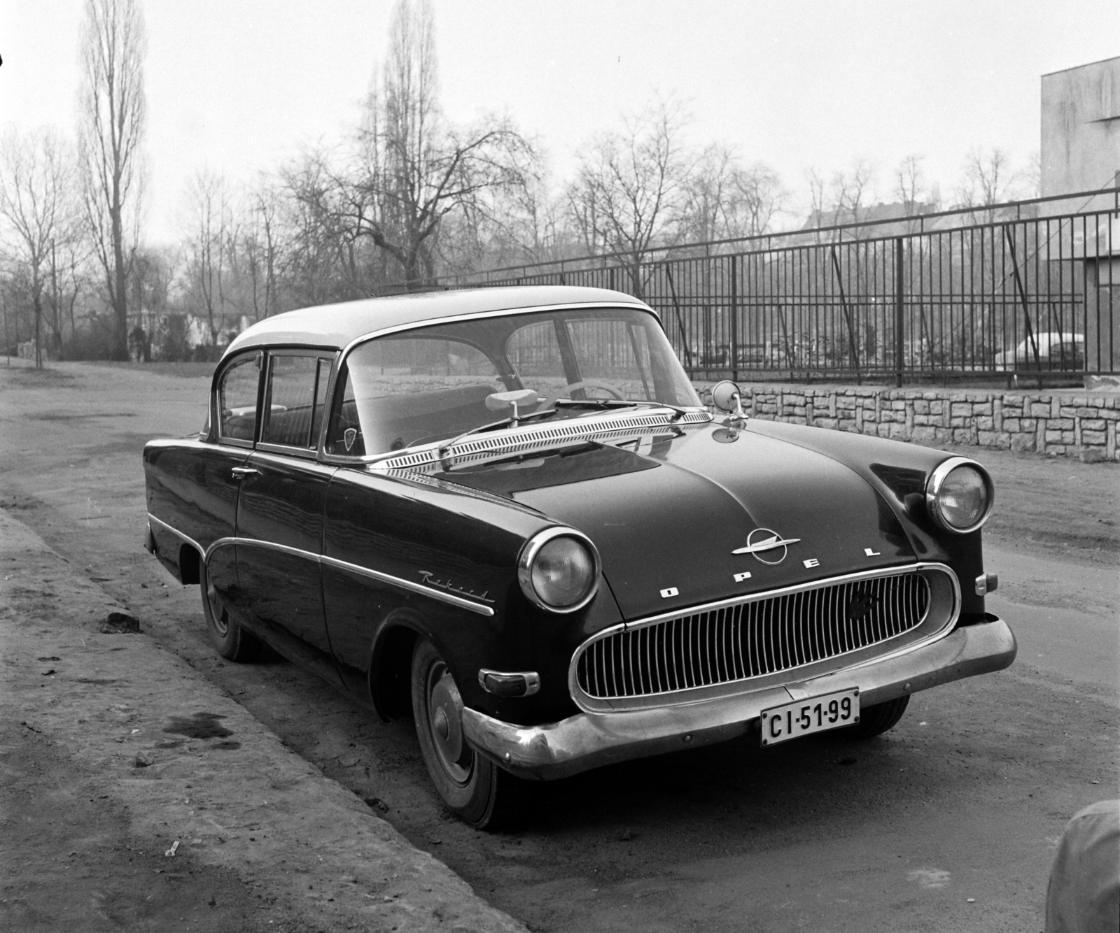 Magyarország, Budapest XII., Maros utca 40., háttérben a Szamos utcai kereszteződés. Opel Rekord., 1965, Hunyady József, német gyártmány, Opel-márka, utcakép, rendszám, Opel Rekord P1, Budapest, Fortepan #106682