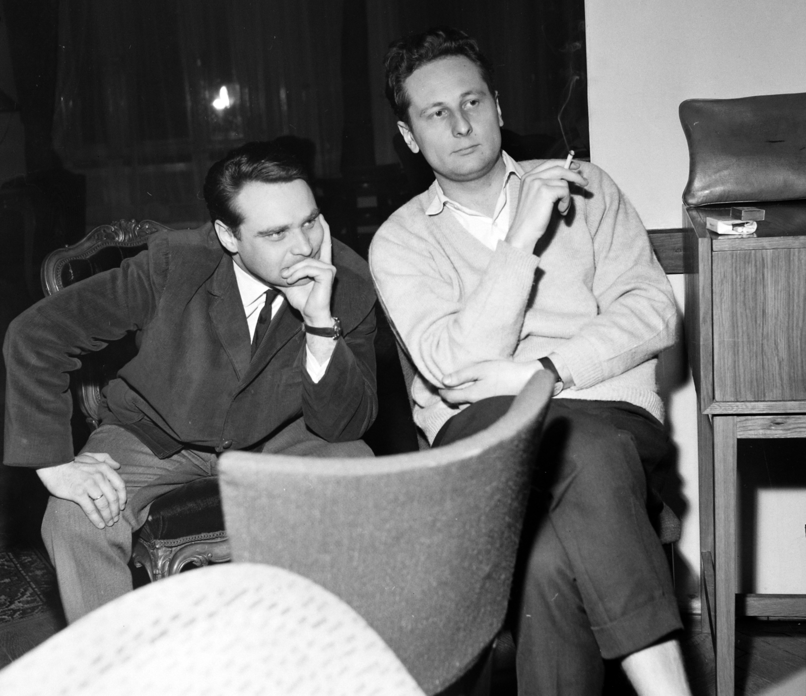 Hungary, Budapest VI., Gyurkovics Tibor és Szakonyi Károly írók. A felvétel az Írószövetség Bajza utca 18. alatti székházában készült., 1964, Hunyady József, Budapest, wide sitting, prop up the head, Fortepan #106717