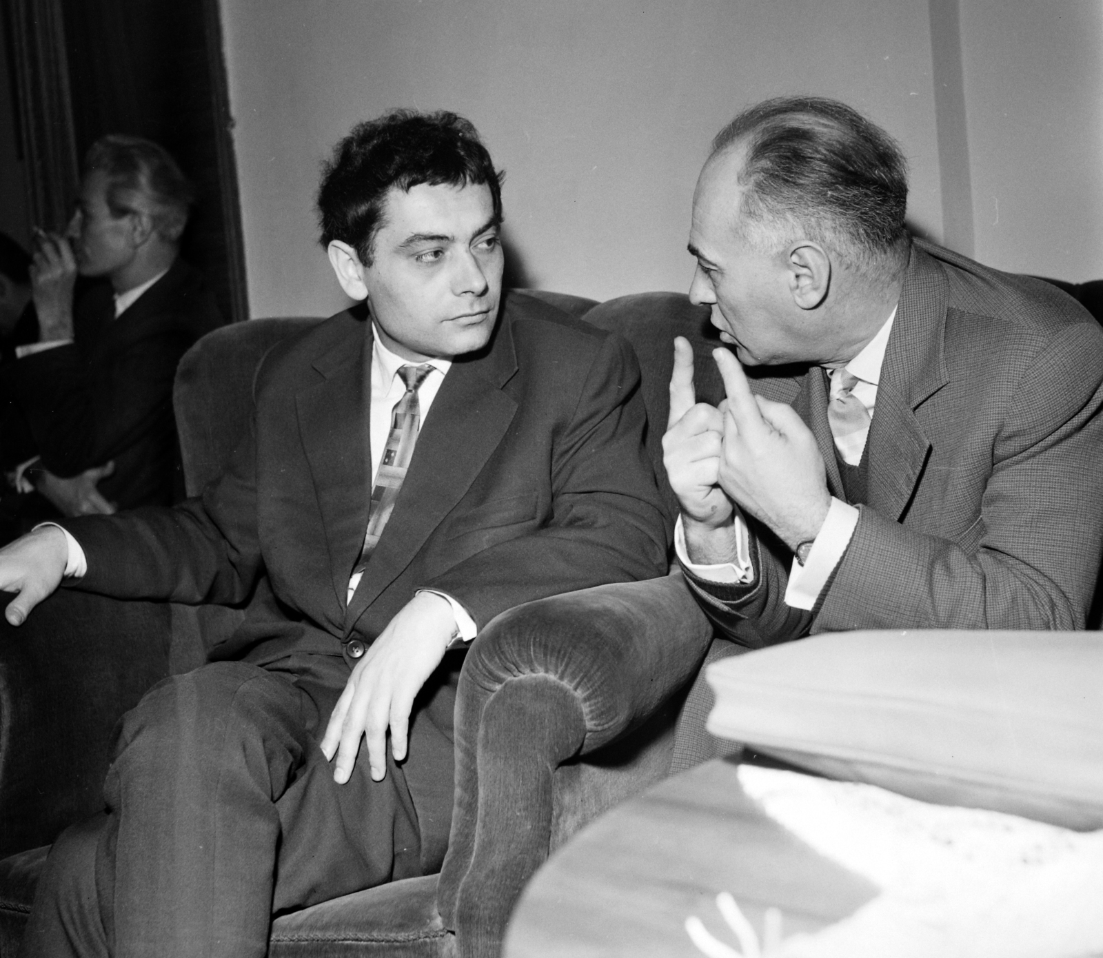 Hungary, Budapest VI., Csoóri Sándor költő és Dobozy Imre író. A felvétel az Írószövetség Bajza utca 18. alatti székházában készült., 1964, Hunyady József, Budapest, leg over leg, Fortepan #106718