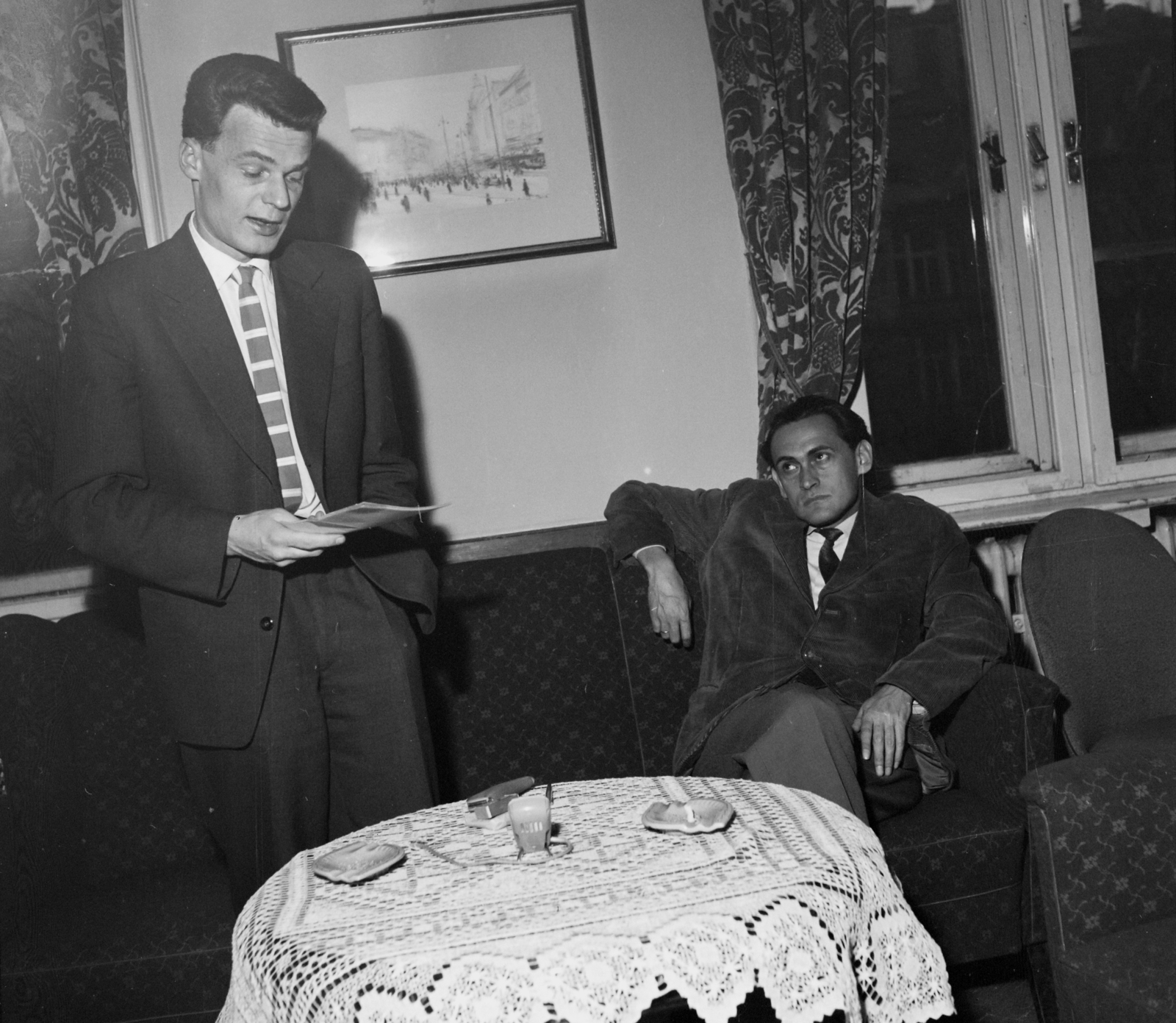 Hungary, Budapest VI., Gyurkó László író és Garai Gábor költő. A felvétel az Írószövetség Bajza utca 18. alatti székházában készült., 1964, Hunyady József, Budapest, leg over leg, Fortepan #106721