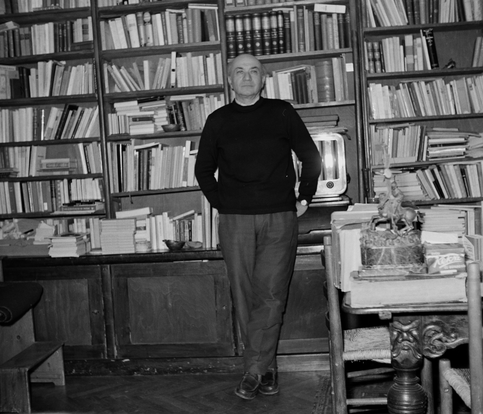 Hungary, Budapest II., Illyés Gyula író, költő Józsefhegyi utca 9. alatti lakásán., 1964, Hunyady József, radio, bookshelf, bald, Budapest, Fortepan #106726