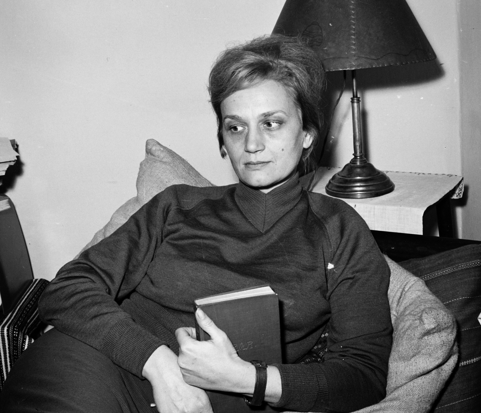 Hungary, Budapest XII., Királyhágó utca 5/b, Nemes Nagy Ágnes költő otthonában., 1963, Hunyady József, Budapest, celebrity, portrait, woman, Fortepan #106738