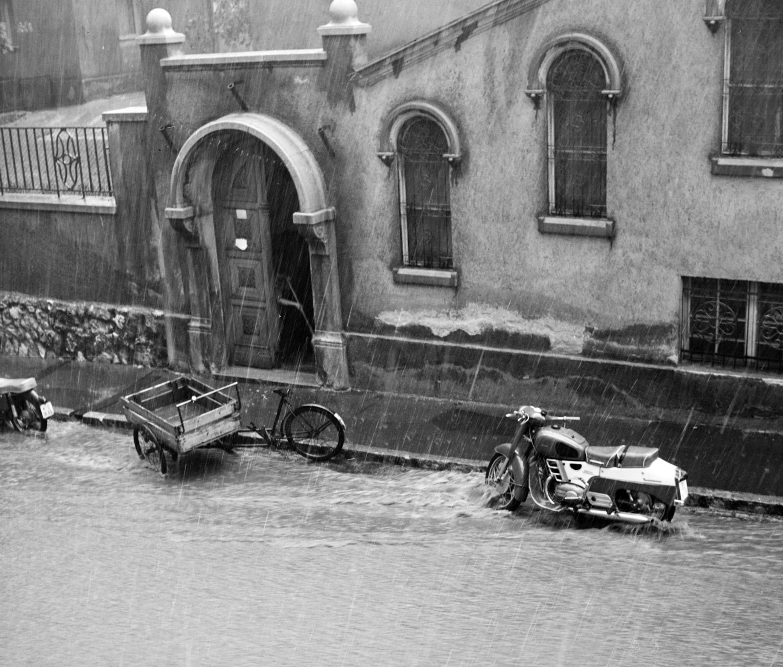 Magyarország, Pécs, Szent Mór (Zetkin Klára) utca 3. Felhőszakadás május 24-én., 1965, Hunyady József, motorkerékpár, tricikli, eső, Csepel Pannonia TLB, Fortepan #106776