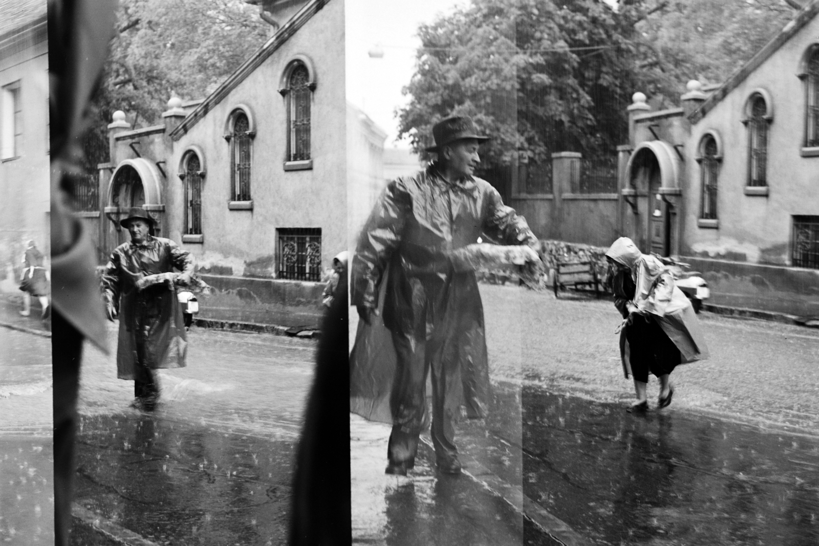 Hungary, Pécs, szemben a Szent Mór (Zetkin Klára) utca 3. Felhőszakadás május 24-én., 1963, Hunyady József, raincoat, rain, erroneous photo, Fortepan #106778