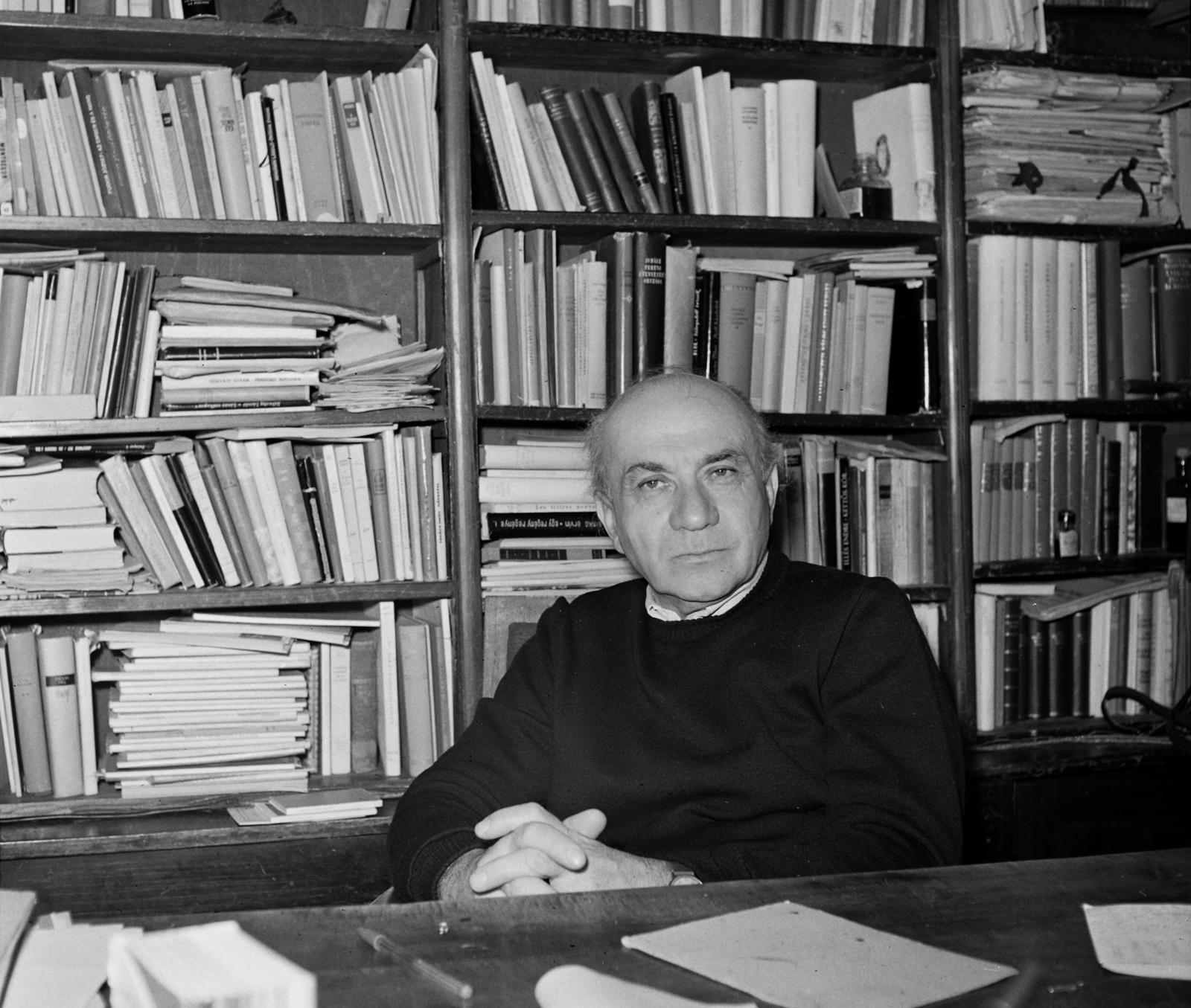 Hungary, Budapest II., Illyés Gyula író, költő Józsefhegyi utca 9. alatti lakásán., 1964, Hunyady József, bookshelf, bald, Budapest, sitting with hands on knees, intertwined fingers, Fortepan #106782