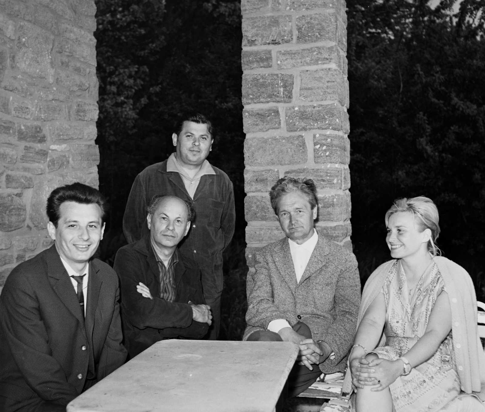 Hungary,Lake Balaton, Tihany, Sajkod, Mályva utca 6. (Nyaraló 12), ülnek balról Jovánovics Miklós újságíró, Gereblyés László költő, Németh László író., 1963, Hunyady József, holiday house, Fortepan #106788