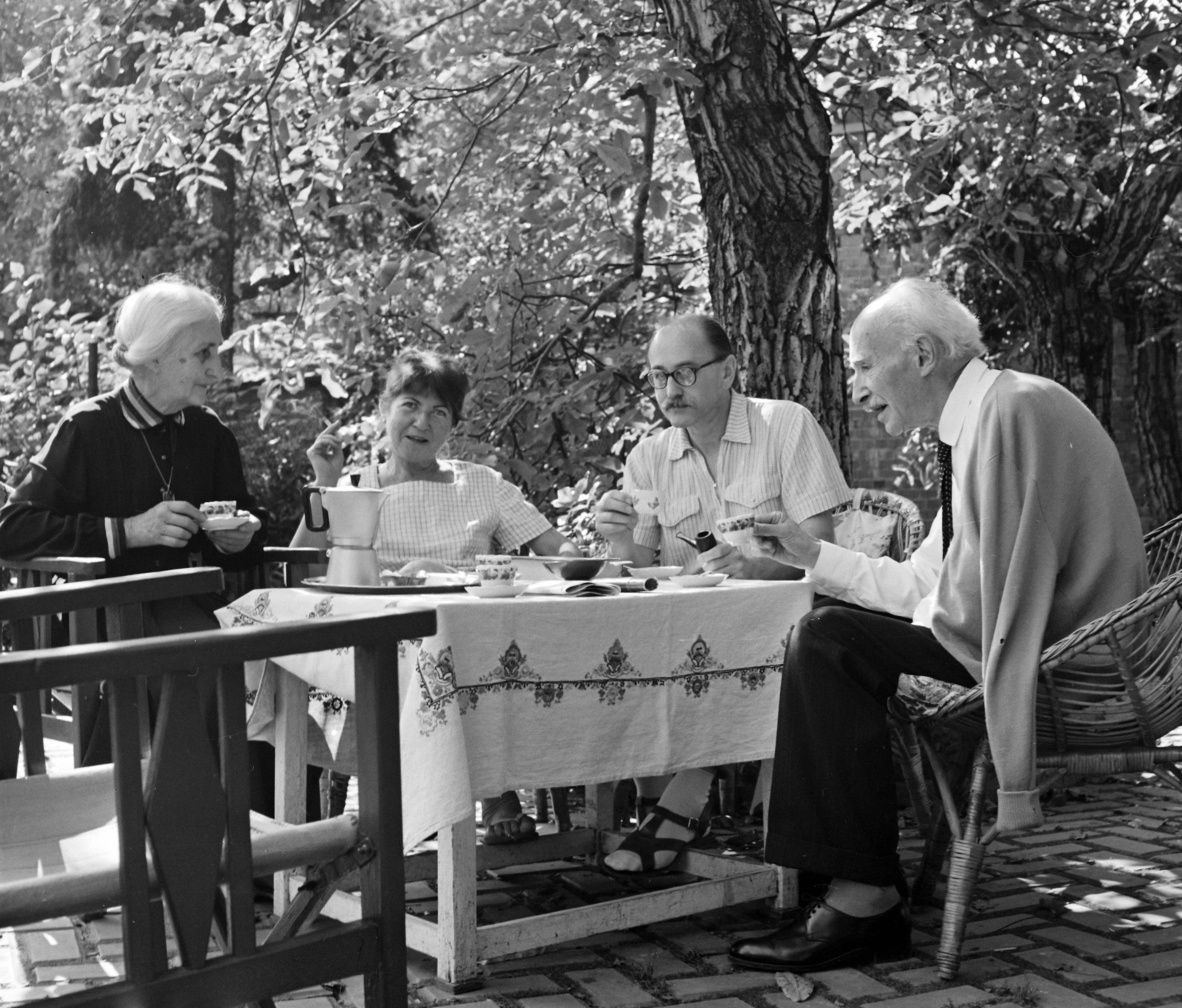 Hungary, Budapest XII., Lengyel Miklósné (Benedek Mária), Benedek Istvánné, Benedek István író, orvos és Benedek Marcell író a Vércse ucai ház kertjében., 1963, Hunyady József, Budapest, Fortepan #106795