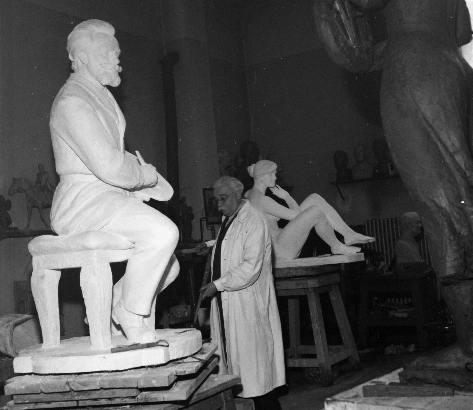 Hungary, Budapest VI., Pátzay Pál szobrászművész epreskerti műtermében. Előtérben a Kazincbarcikának készített Munkácsy Mihály szobor gipszmintája, a szobrászművész mögött a Fekvő akt szobor gipszmintája látható., 1964, Hunyady József, sculpture, studio, Budapest, statue plans, Fortepan #106813