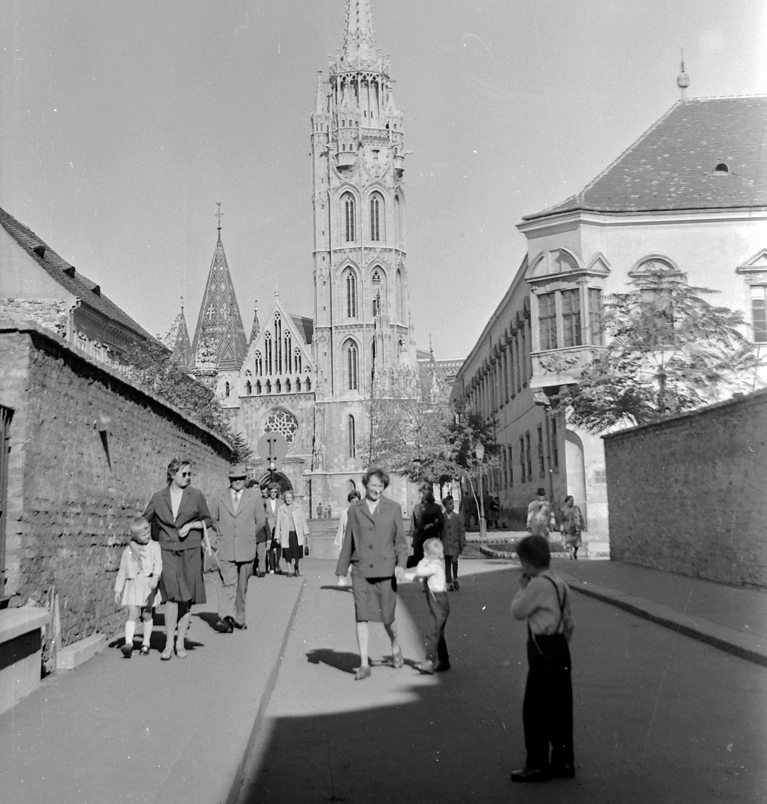 Magyarország, budai Vár, Budapest I., Szentháromság utca, szemben a Mátyás-templom., 1961, Fortepan, utcakép, életkép, Budapest, Fortepan #10686