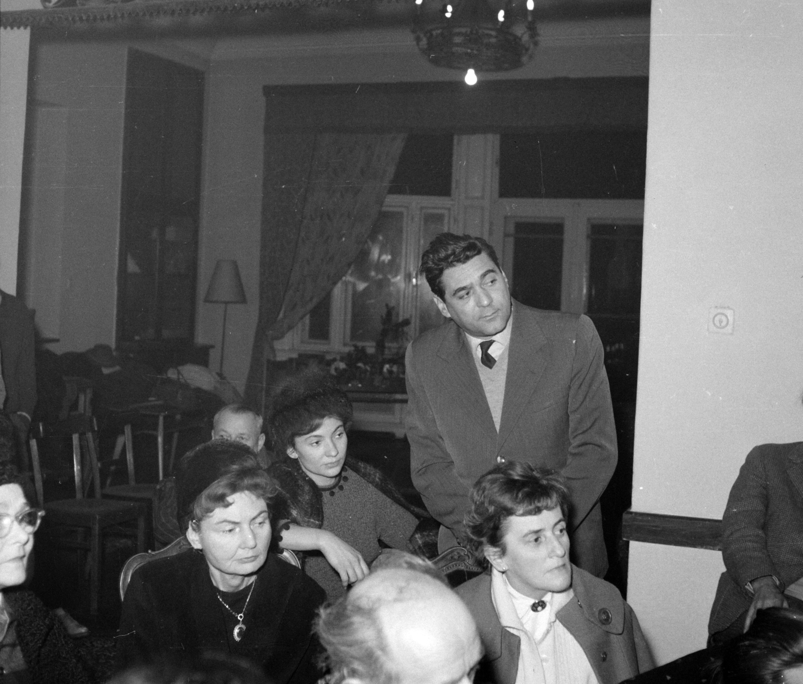 Magyarország, Budapest VI., Somlyó György költő, mellette felesége, Csernus Mariann színművésznő. A felvétel az Írószövetség Bajza utca 18. alatti székházában készült., 1963, Hunyady József, Budapest, Fortepan #106865