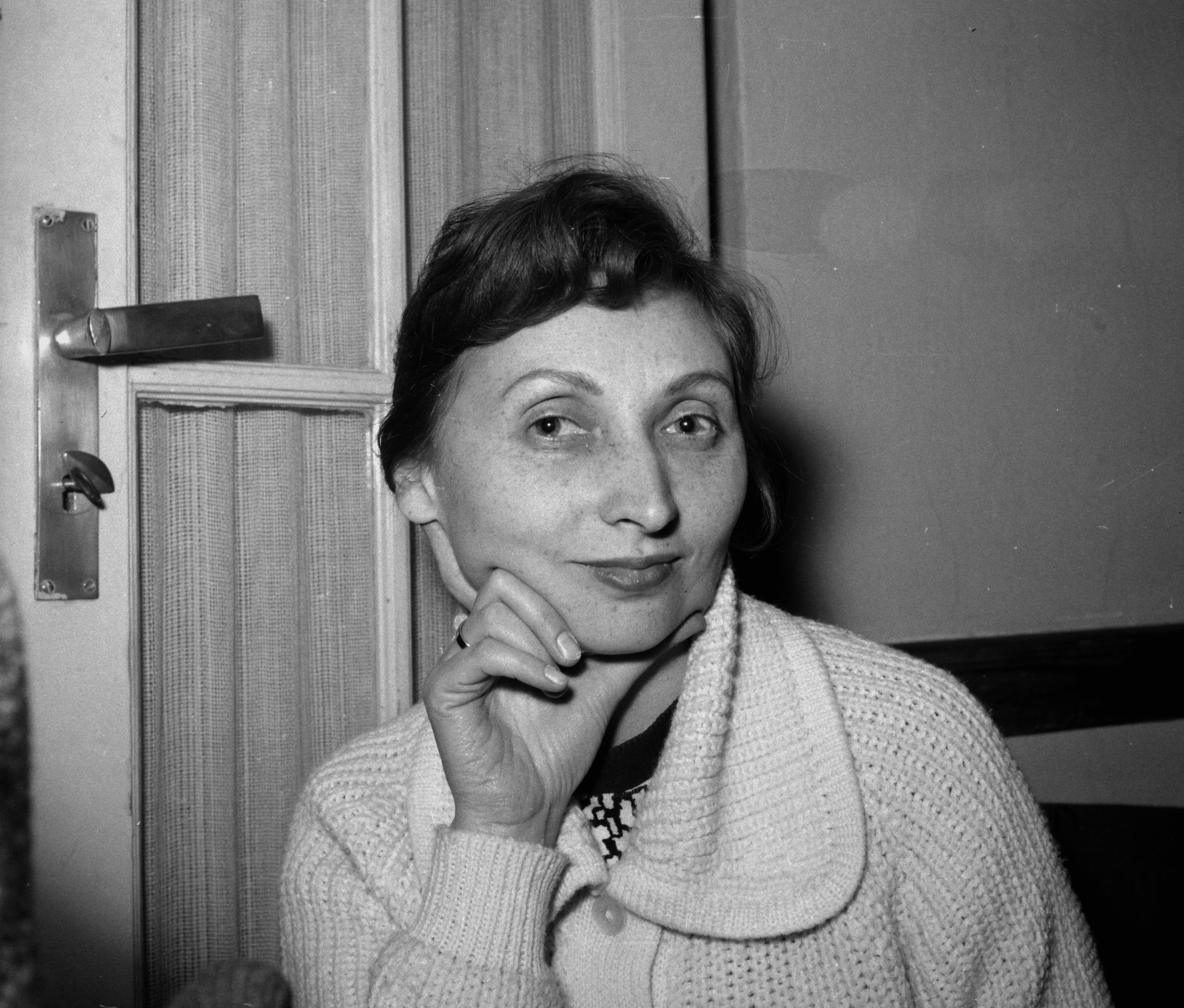 Hungary, Budapest VI., Kerényi Grácia költő. A felvétel az Írószövetség Bajza utca 18. alatti székházában készült., 1963, Hunyady József, Budapest, celebrity, portrait, woman, prop up the head, Fortepan #106869