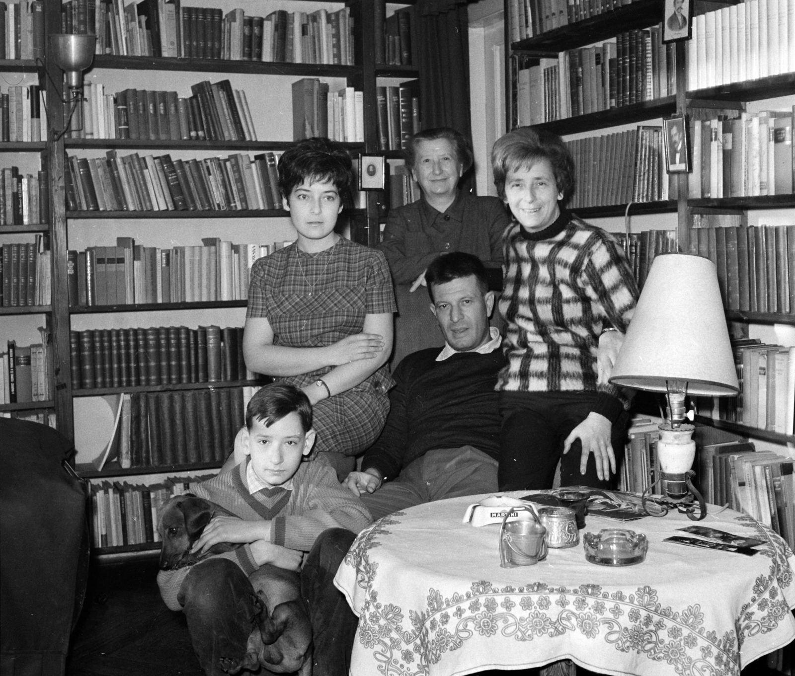 Hungary, Karinthy Ferenc író családi körben. Elöl fia, Karinthy Márton később színigazgató, színházrendező, író, jobbra felesége, Boros Ágnes., 1963, Hunyady József, János Arany-portrayal, Mihály Babits-portrayal, Fortepan #106874