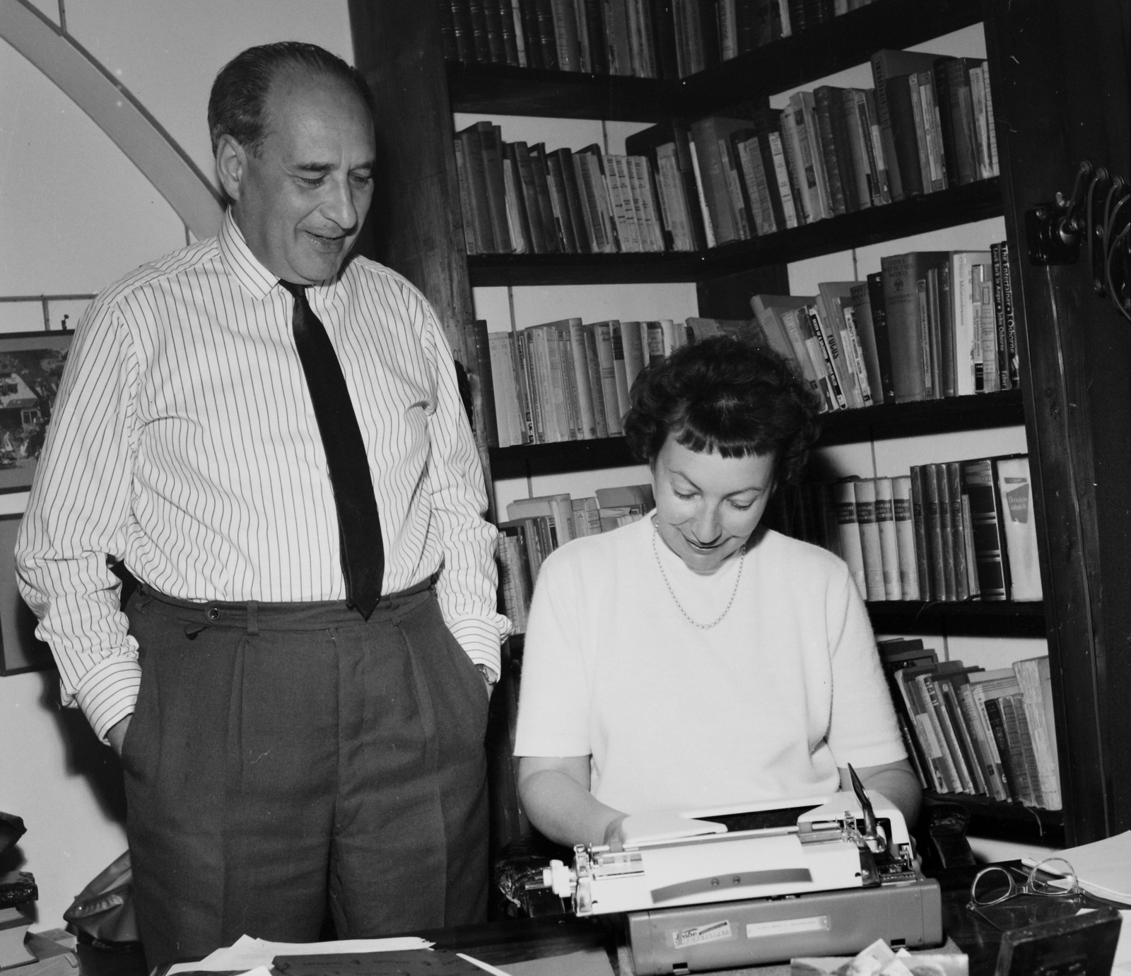 Hungary, Háy Gyula író., 1964, Hunyady József, typewriter, hands in pockets, bookshelf, Fortepan #106912