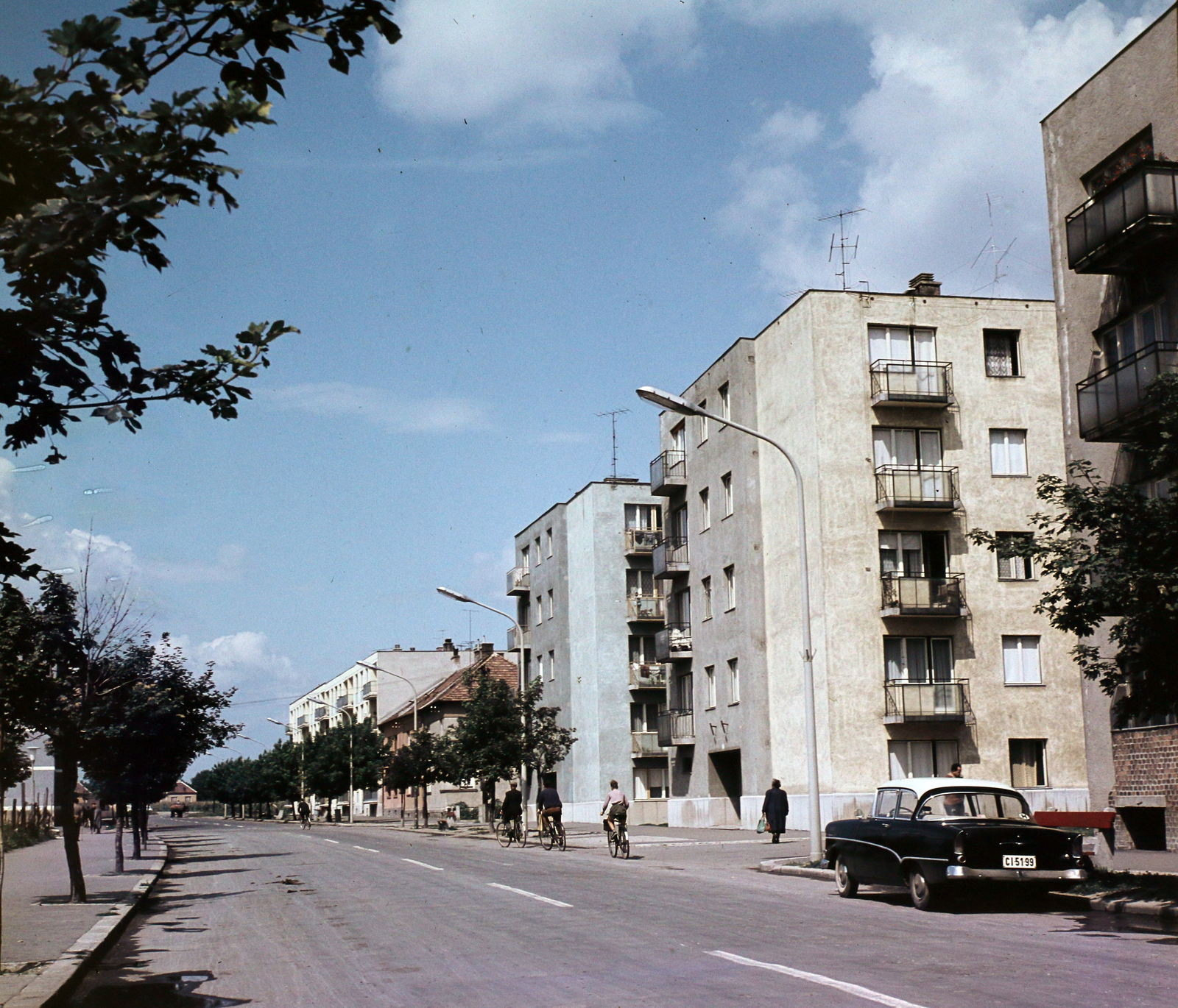 Magyarország, Sopron, Lackner Kristóf utca, jobbra a Virágoskert utca torkolata., 1965, Hunyady József, utcakép, lakótelep, színes, rendszám, Opel-márka, Fortepan #106923