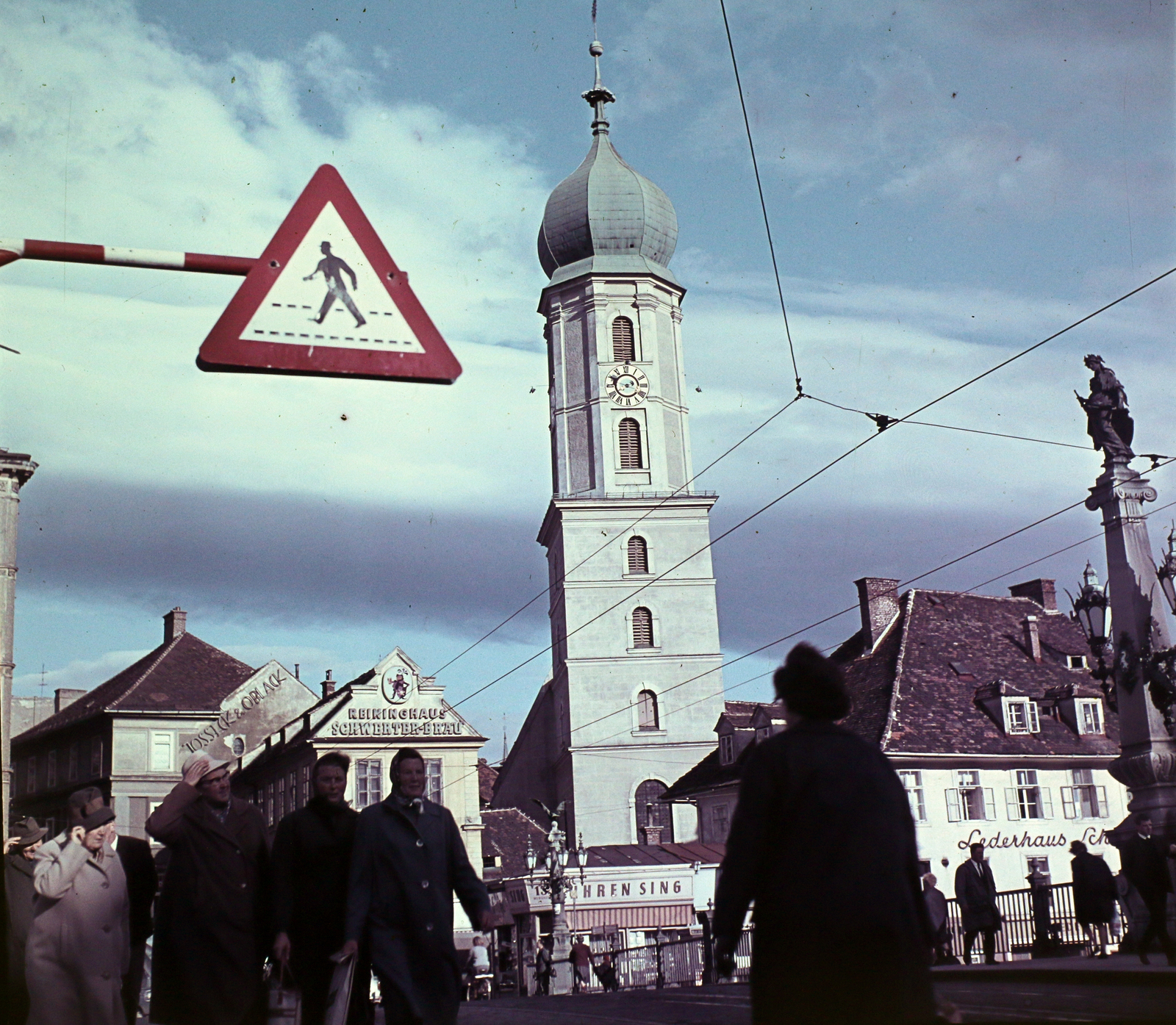 Austria, Graz, Erzherzog Johann Brücke (korábban Hauptbrücke) a Mura folyó felett, szemben a ferences templom, jobbra a Marburger Kai házai., 1964, Hunyady József, church, colorful, Catholic Church, monastery, Franciscans, Fortepan #106925