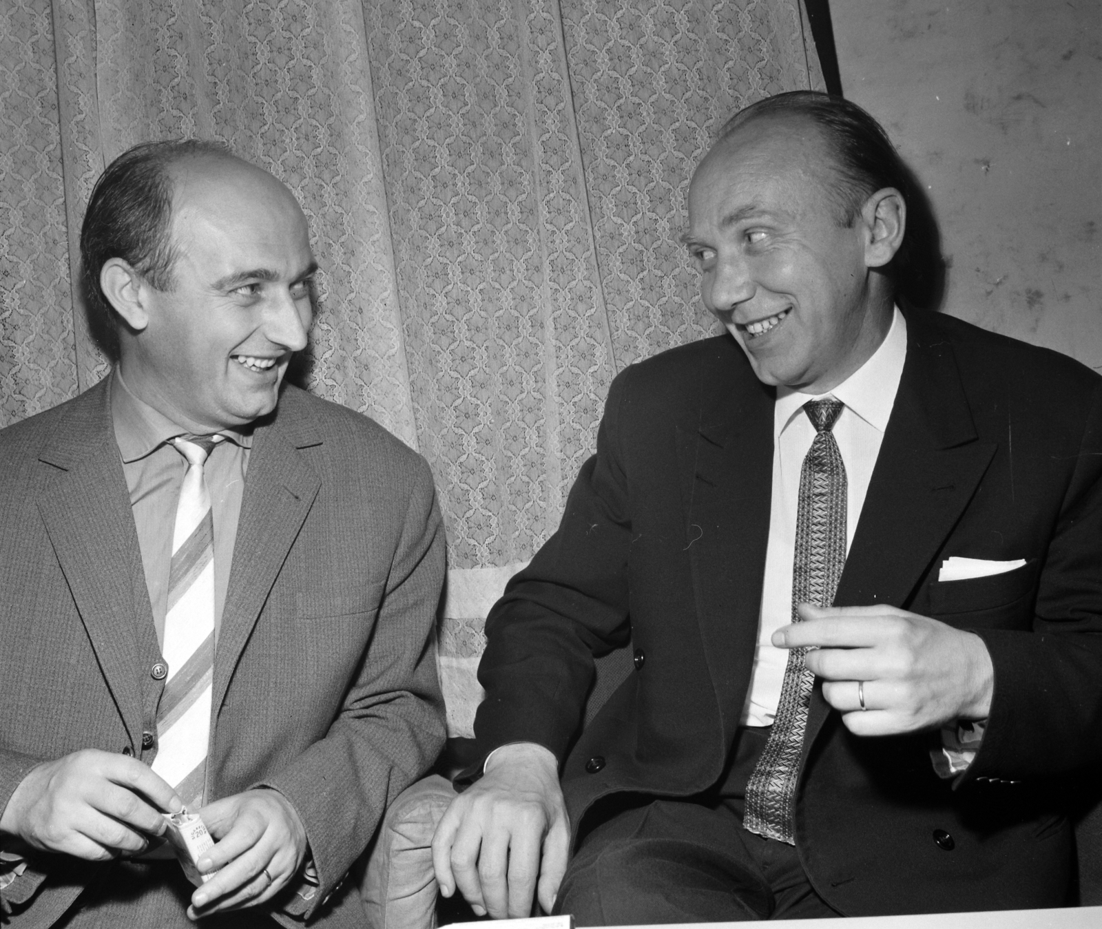 Magyarország, Major Nándor író, kritikus, esszéista, politikus és Fehér Ferenc költő., 1965, Hunyady József, tréfálkozás, Fortepan #106941
