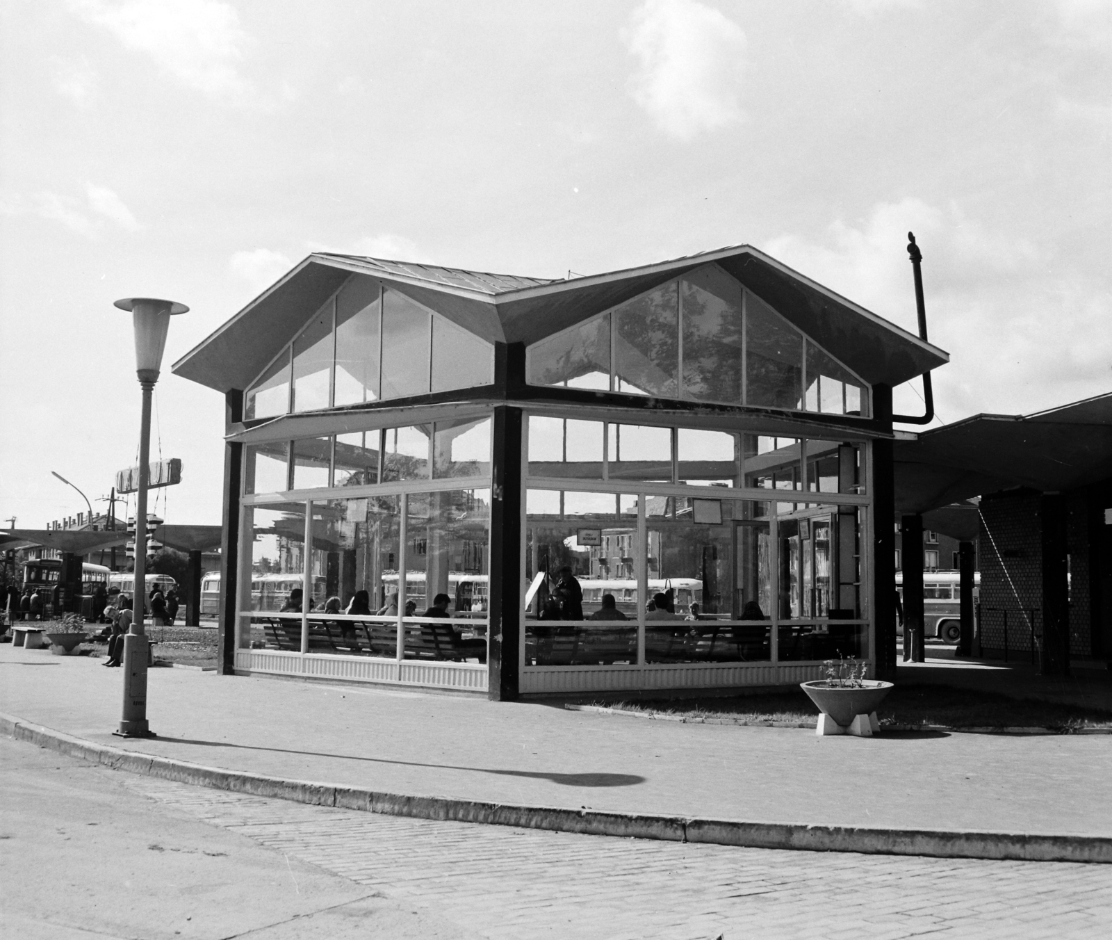 Hungary, Szekszárd, Pollack Mihály utca, autóbusz-pályaudvar., 1965, UVATERV, architecture, MÁVAUT-organisation, bench, modern architecture, bus terminal, bus stop, Fortepan #10697