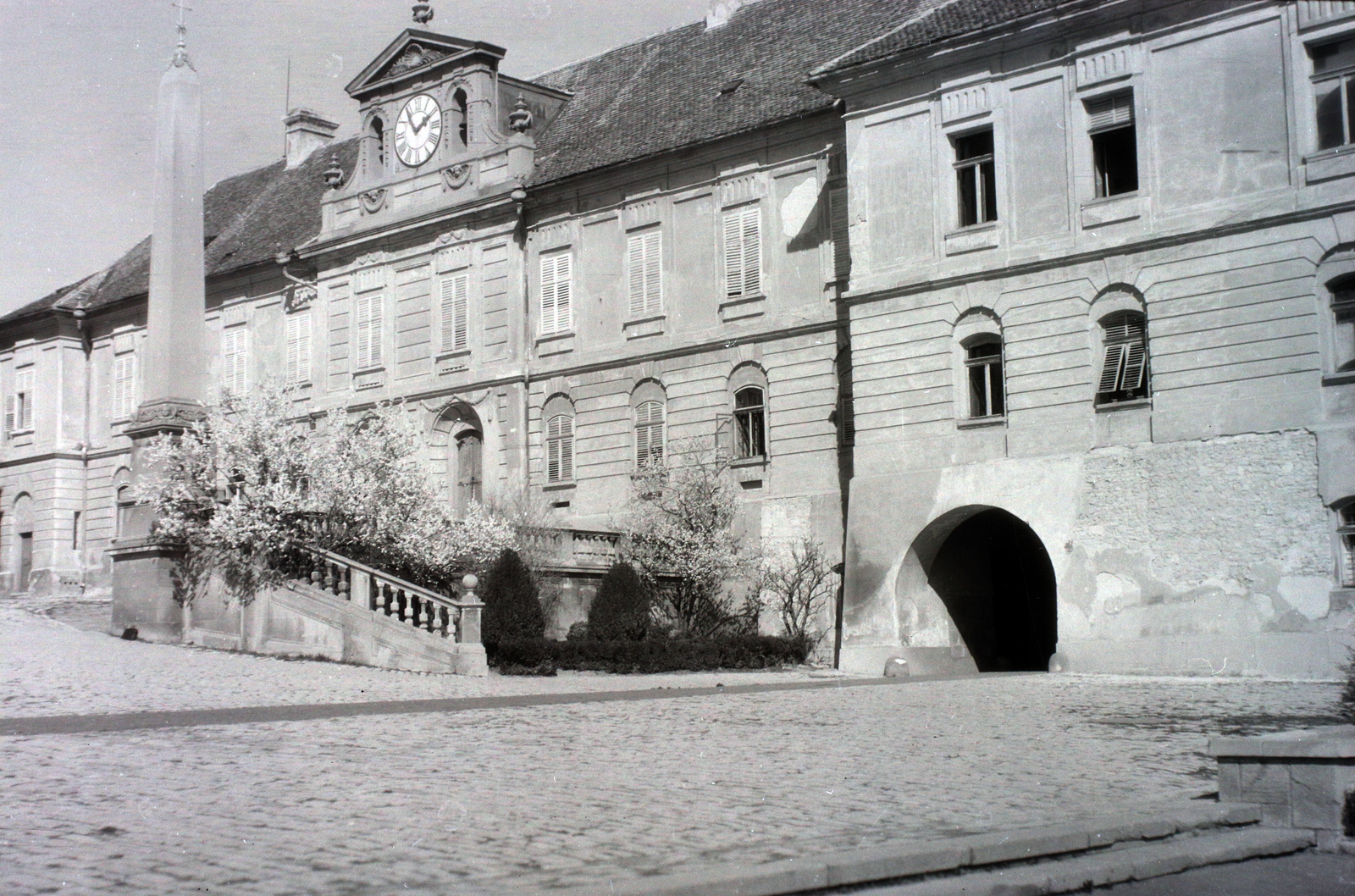 Hungary, Pécs, Dóm tér, Káptalani levéltár., 1947, Hunyady József, church clock, Fortepan #107019