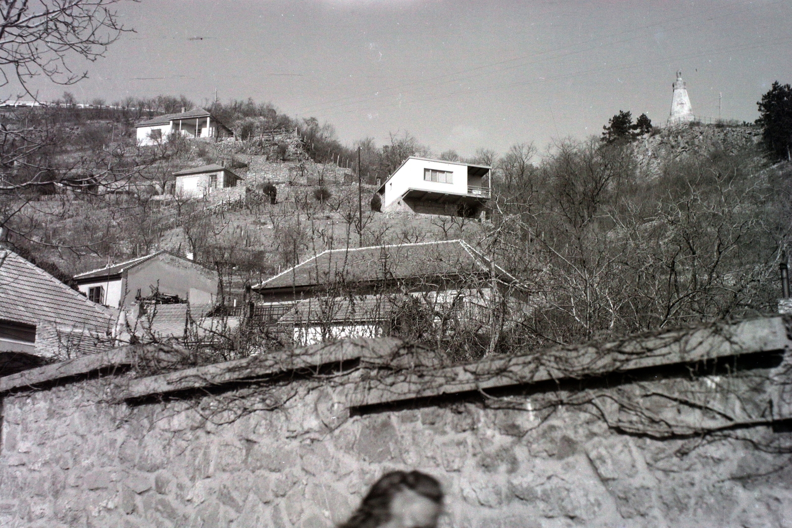 Magyarország, Pécs, jobbra fent a Francia emlékmű a Hunyadi János utcától nézve., 1947, Hunyady József, modern építészet, lakóház, terméskő, fal, Fortepan #107020