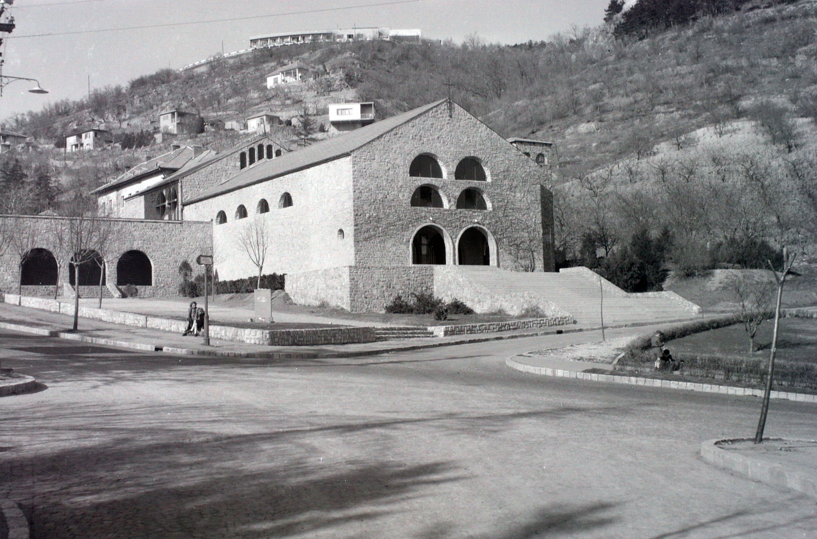 Hungary, Pécs, Hunyadi János utca, pálos templom, fent a Kikelet szálló., 1947, Hunyady József, street view, slope, building, Fortepan #107021