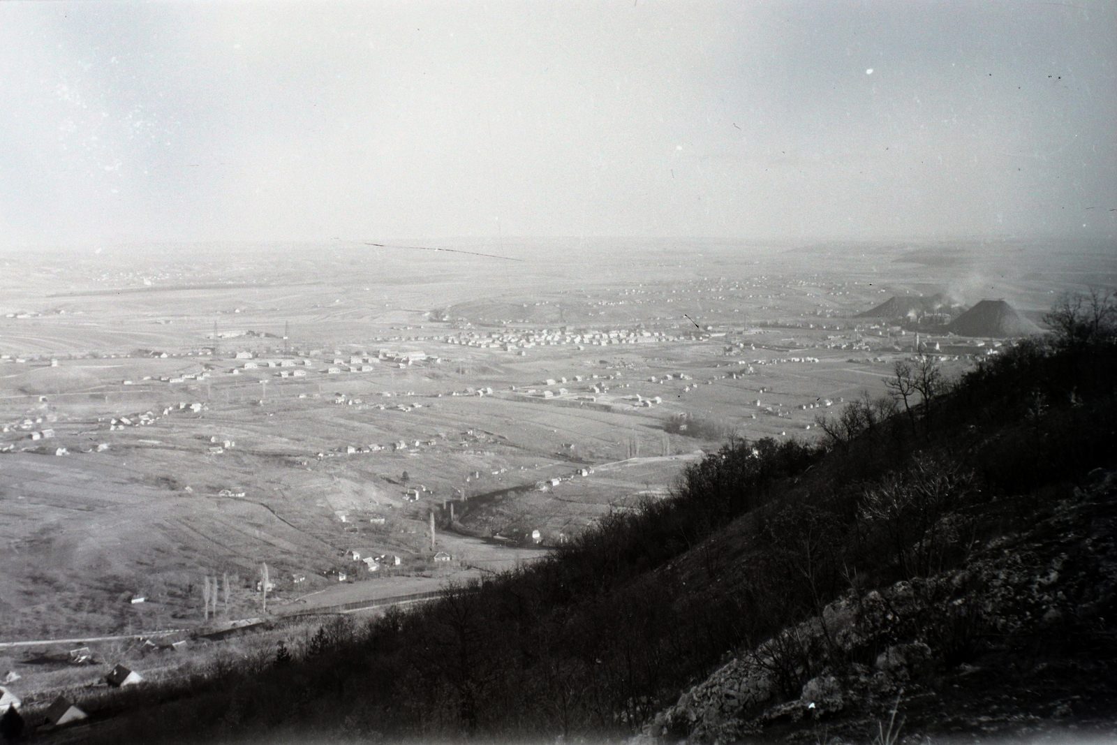 Hungary, Pécs, kilátás a Misina tetőről dél felé. Jobbra a Gyárvárosi Munkás Szent József-templom, mögötte a hőerőmű., 1947, Hunyady József, picture, Fortepan #107022