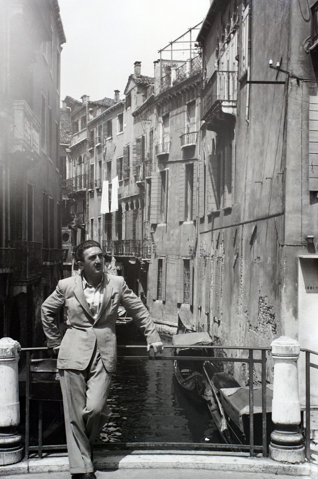 Italy, Venice, Ponte San Moise, háttérben a Rio de San Moise házai. Kopányi György író., 1947, Hunyady József, railing, house, celebrity, Fortepan #107027