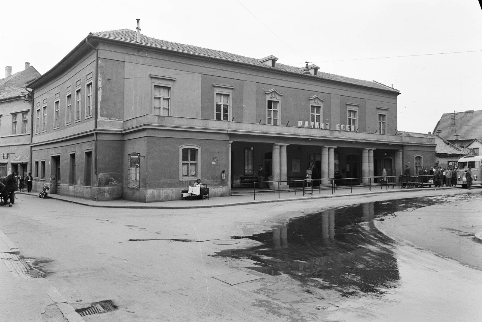 Hungary, Eger, MÁVAUT autóbusz-állomás, a Fellner Jakab utcában a Líceum mögött., 1960, UVATERV, place-name signs, bus stop, Fortepan #10704