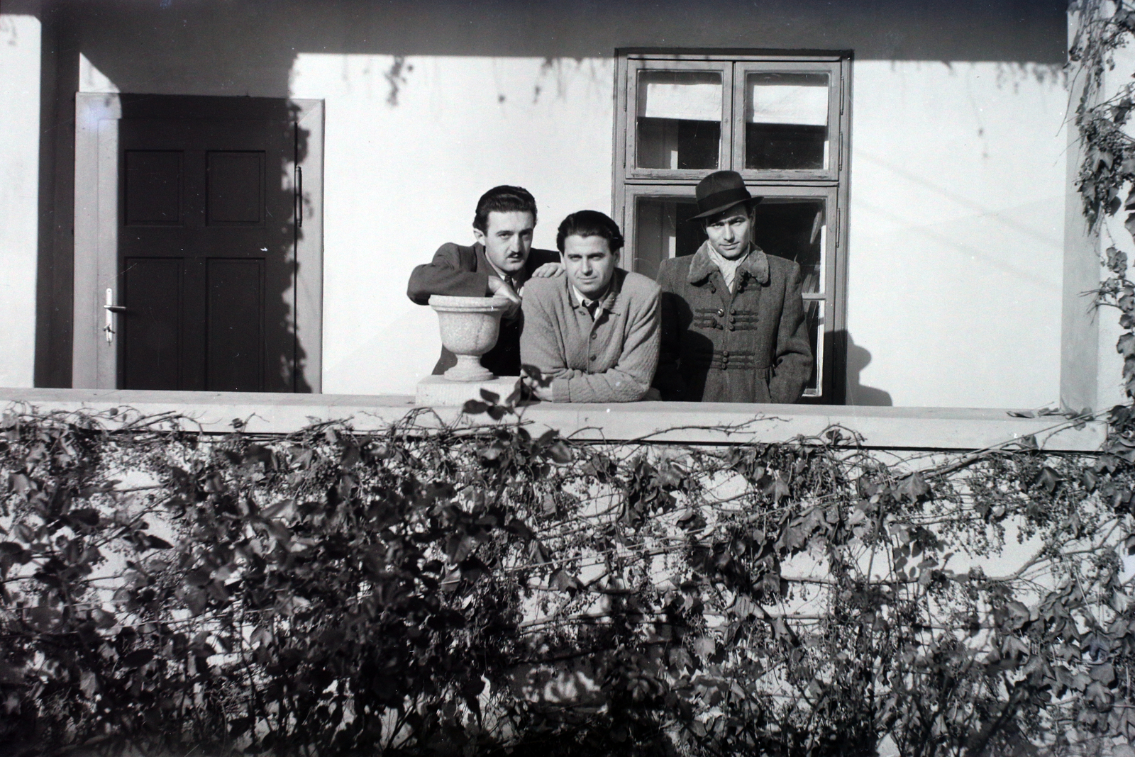 Magyarország, balról Kopányi György és Mészöly Miklós írók., 1948, Hunyady József, könyökölni, tornác, híres ember, Fortepan #107042
