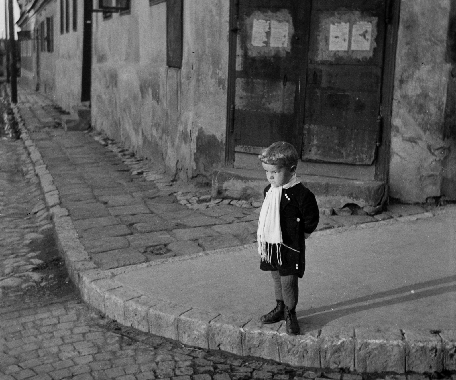 Hungary, Pécs, Orsolya utca - Ady Endre (Ágoston) utca sarok., 1948, Hunyady József, kid, boy, hands behind the back, scarf, pavement, Fortepan #107055