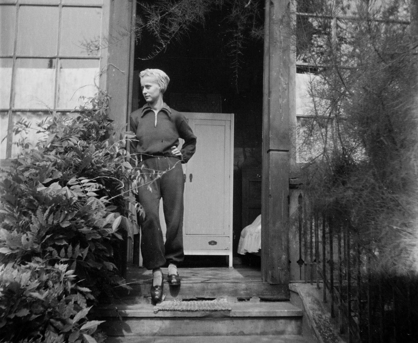 1948, Hunyady József, portré, ajtó, hölgy, melegítő, szekrény, lábtörlő, ajtóban állás, Fortepan #107060