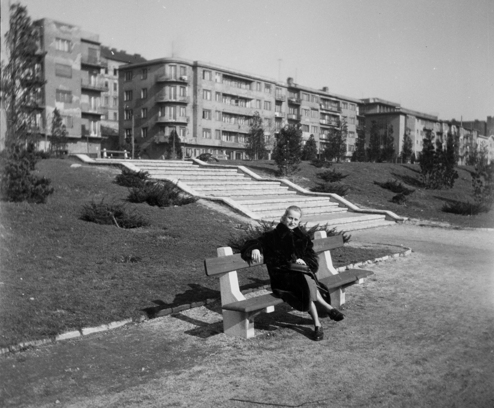 Hungary, Budapest I., Vérmező, háttérben az Attila út házsora., 1948, Hunyady József, portrait, stairs, fur coat, handbag, Budapest, Fortepan #107062