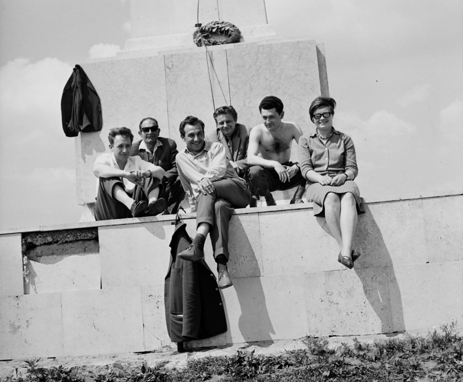 Magyarország, Pákozd, az emlékmű talapzata., 1966, Hunyady József, falon ülni, Fortepan #107070