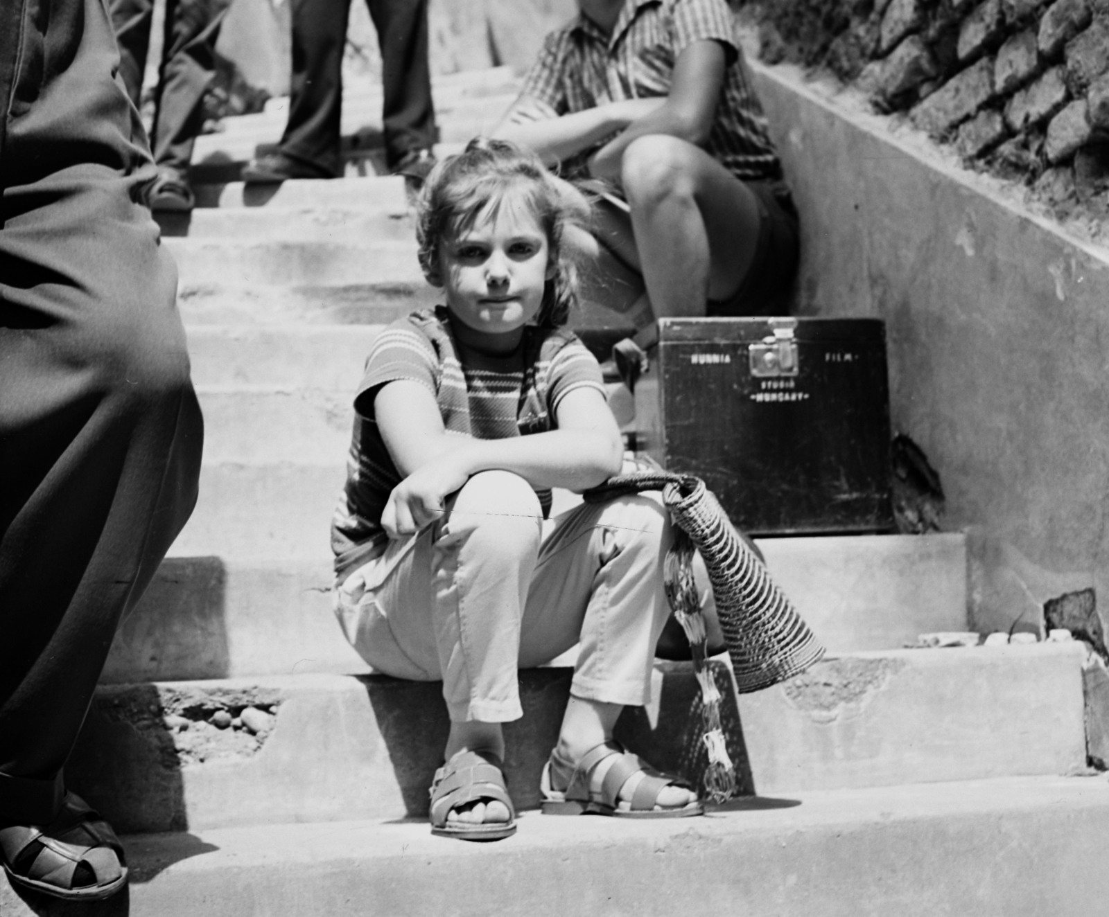 Hungary, Győr, Lépcsőköz, a felvétel Az aranyfej című film forgatásakor készült. Lorraine Power gyermekszereplő., 1963, Hunyady József, filming, sandal, bag, sitting on stairs, Fortepan #107074