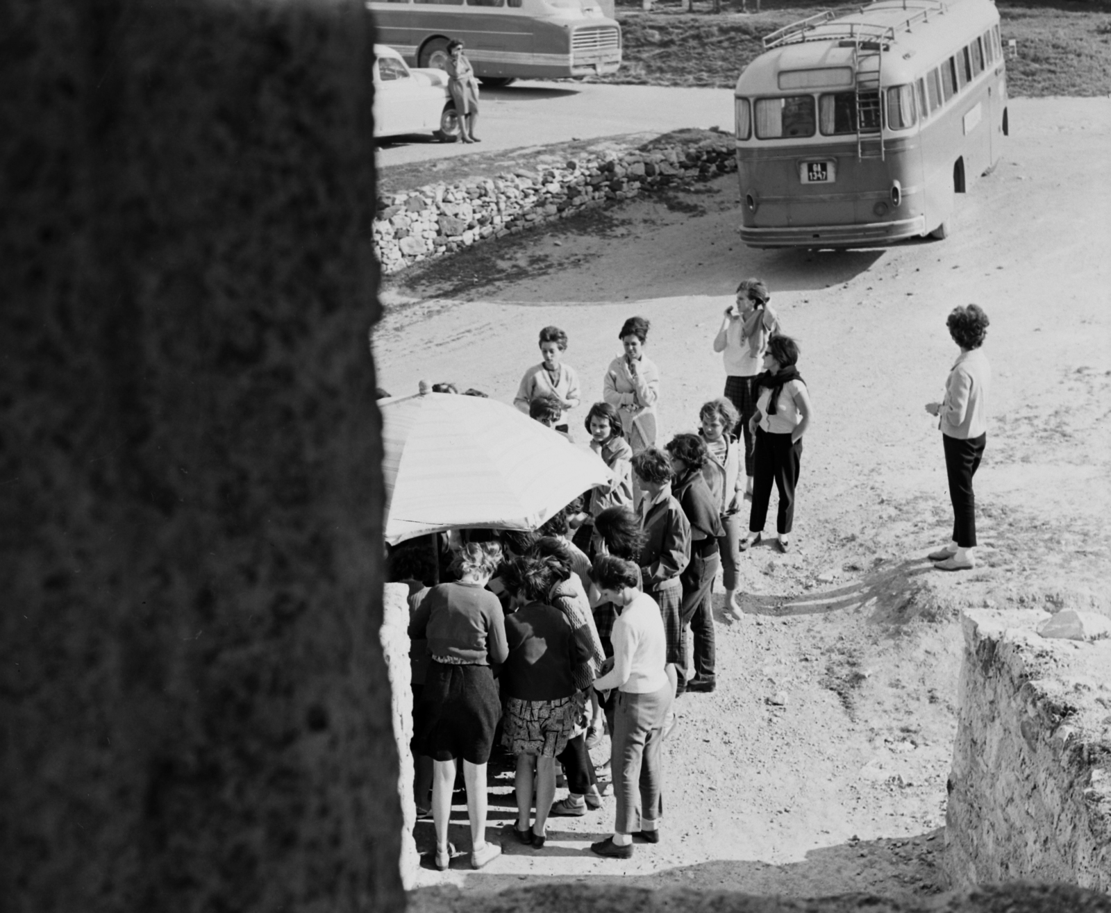 Magyarország, Nagyvázsony, a felvétel a Kinizsi várnál készült, 1963, Hunyady József, Ikarus 31/311, rendszám, autóbusz, kirándulás, napernyő, Ikarus-márka, Fortepan #107081