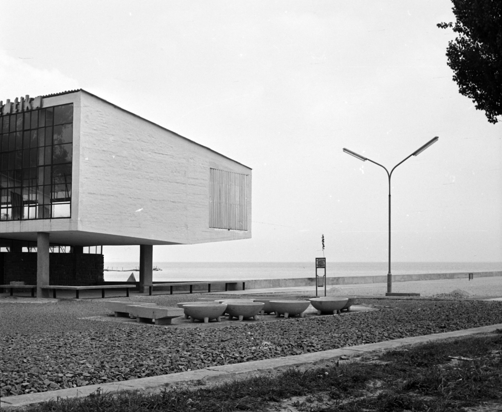 Magyarország,Balaton, Badacsony, Badacsonytomaj, hajóállomás, balra a Tátika étterem (Callmeyer Ferenc, 1962.)., 1963, Hunyady József, étterem, modern építészet, Callmeyer Ferenc-terv, Fortepan #107090