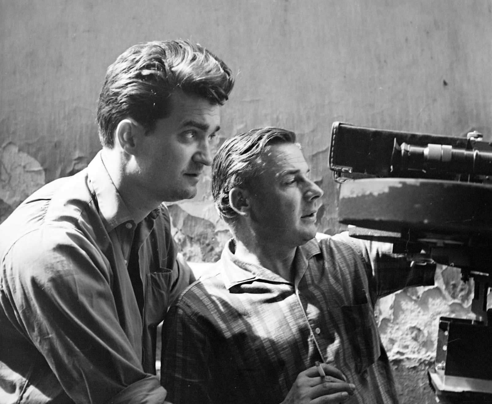 Hungary, Győr, Lépcső köz, balra Hildebrand István operatőr. A felvétel Az aranyfej című film forgatásakor készült., 1963, Hunyady József, filming, movie camera, face profile, Fortepan #107111