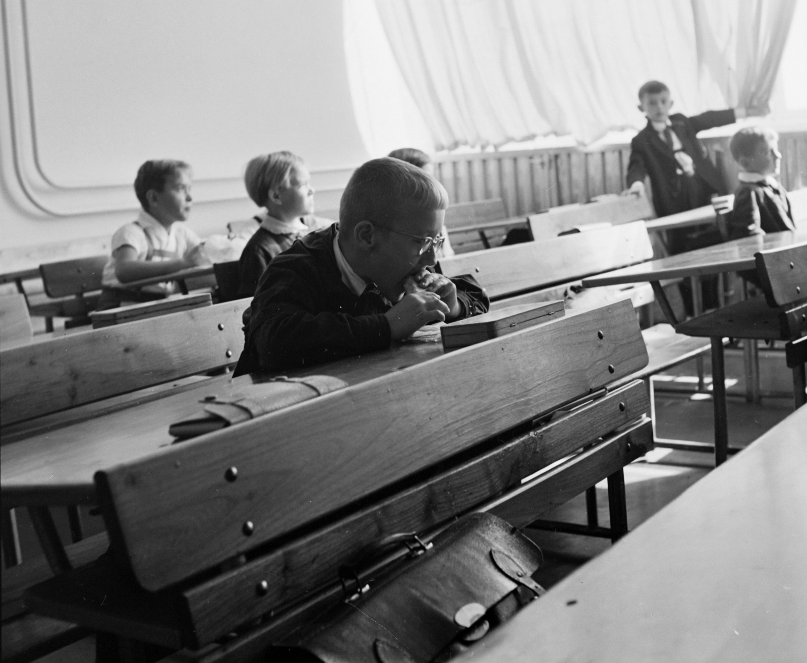 Hungary, Budapest XXI., Szárcsa utca 9-11., általános iskola., 1966, Hunyady József, school desk, Budapest, pencil case, Fortepan #107117