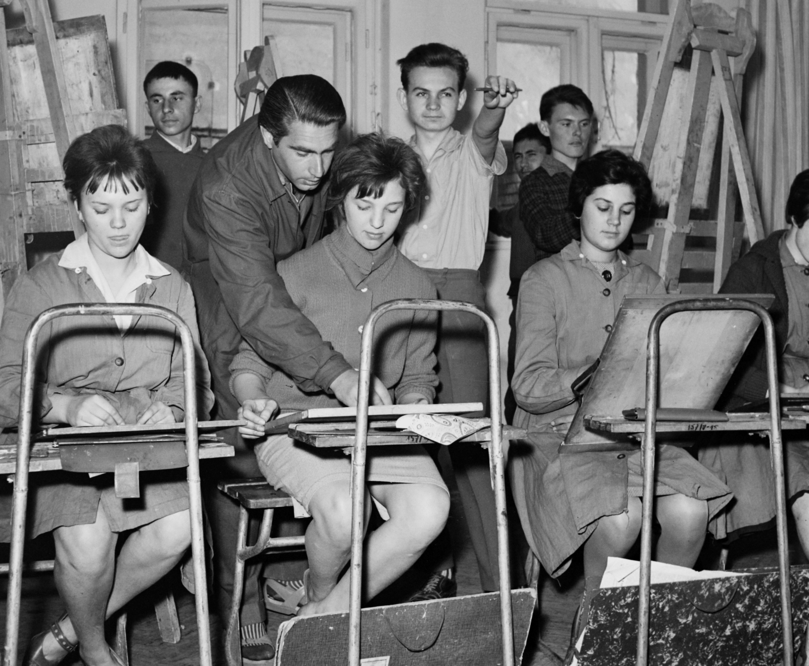 Magyarország, Pécs, Szent István tér 8., Művészeti Gimnázium, középen köpenyben Lantos Ferenc tanár, festőművész., 1965, Hunyady József, rajztábla, tanulás, Fortepan #107127