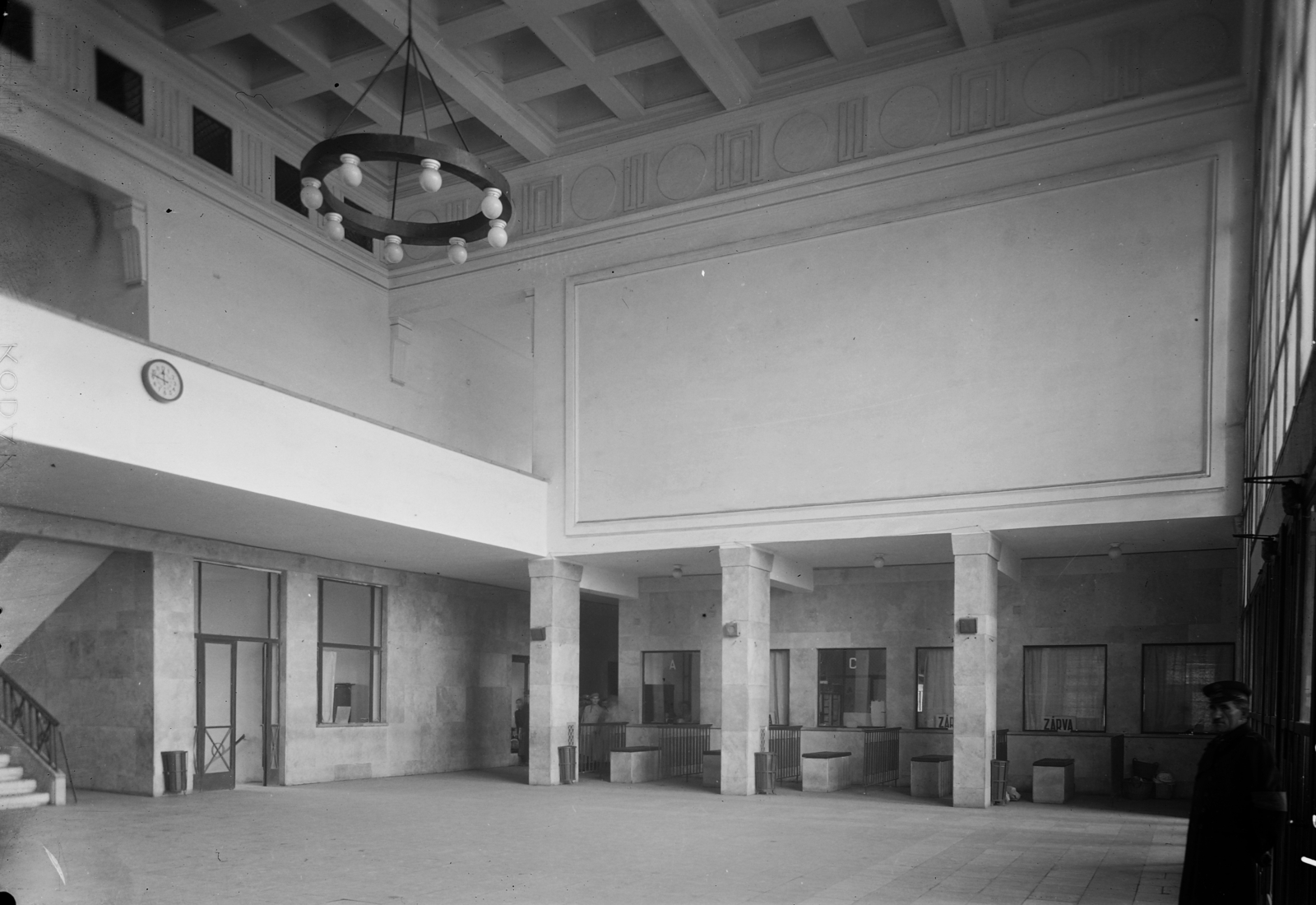 Hungary, Székesfehérvár, vasútállomás., 1953, UVATERV, wall clock, chandelier, train station, Fortepan #10713