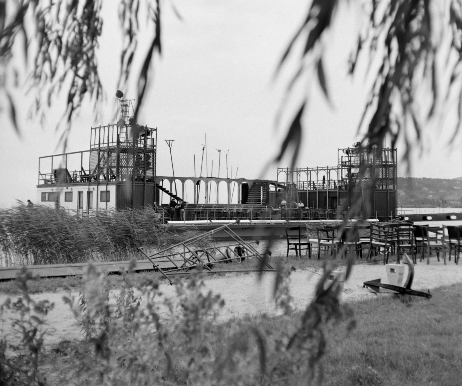 Magyarország, Balatonalmádi, Wesselényi strand. A "tutaj színház" és a nézőtér felállítása., 1963, Hunyady József, Fortepan #107134