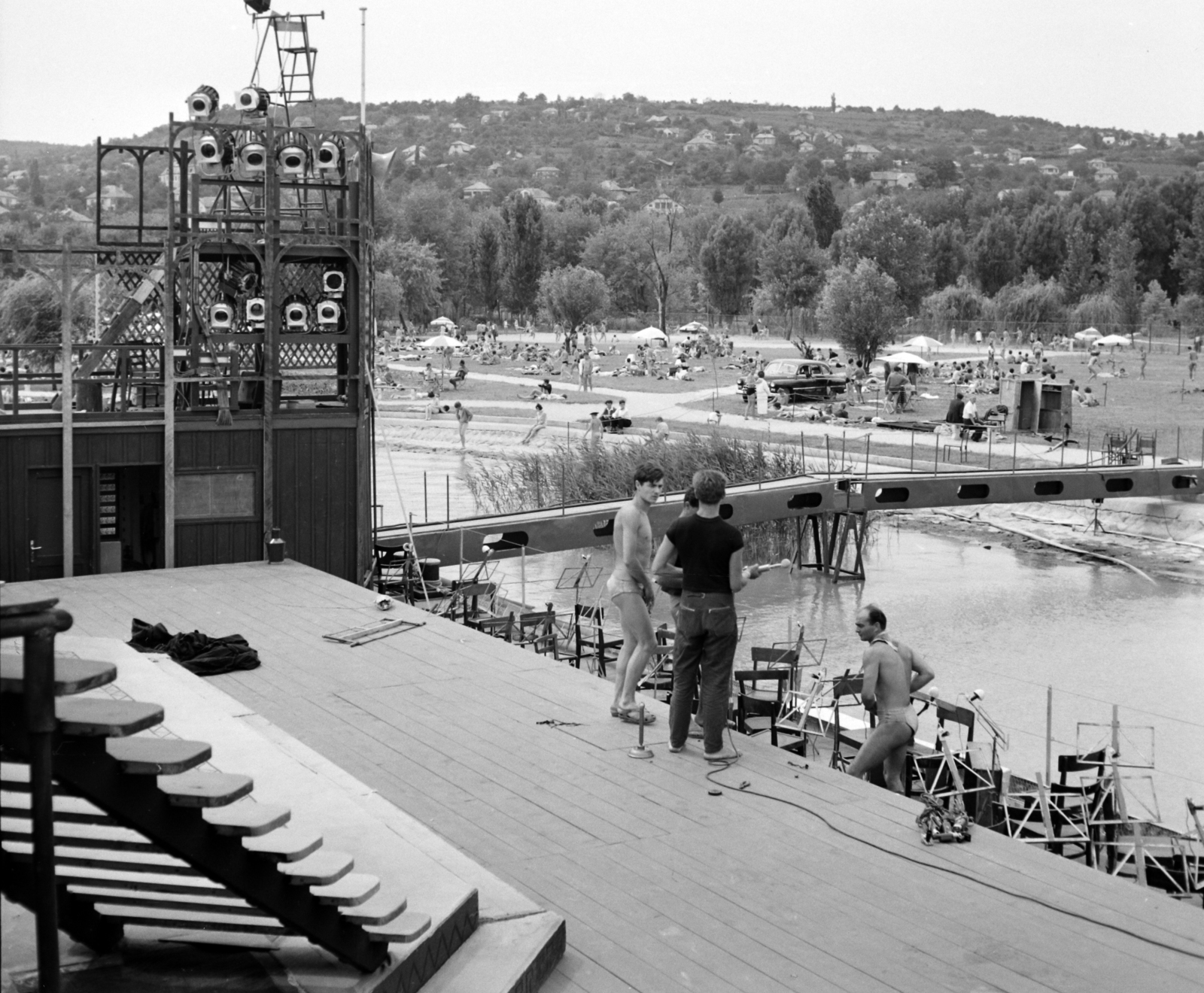 Magyarország, Balatonalmádi, Wesselényi strand. A "tutaj színház" és a nézőtér felállítása., 1963, Hunyady József, Fortepan #107136