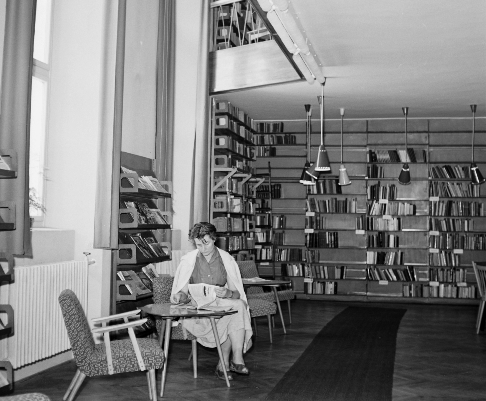 Magyarország, Székesfehérvár, Vörösmarty Mihály Megyei Könyvtár, Csongor Rózsa könyvtárigazgató, író., 1963, Hunyady József, könyvtár, Fortepan #107157