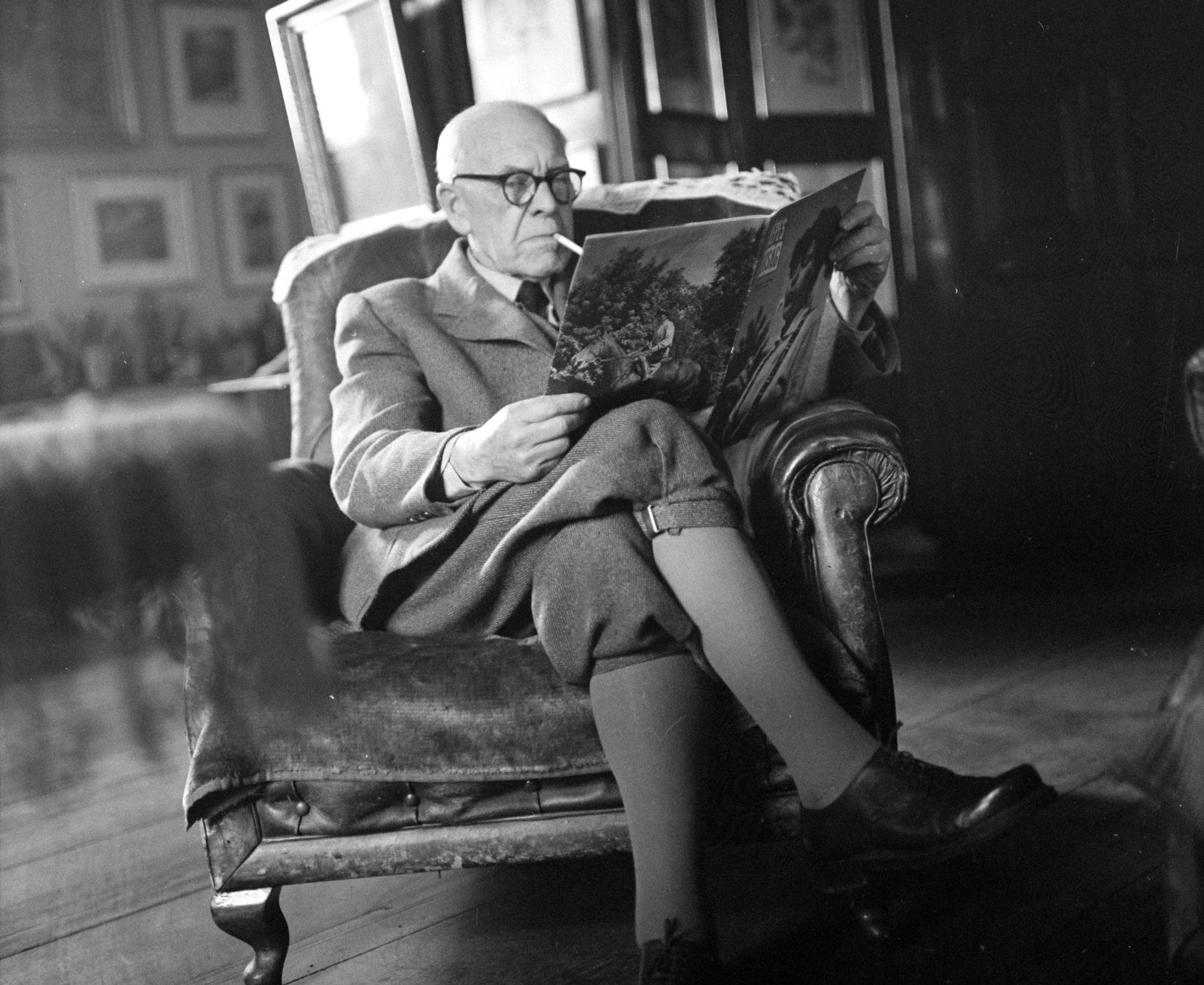 Hungary, Mezőtúr, Csabai Wágner József festő otthonában., 1965, Hunyady József, reading, arm chair, Fortepan #107172