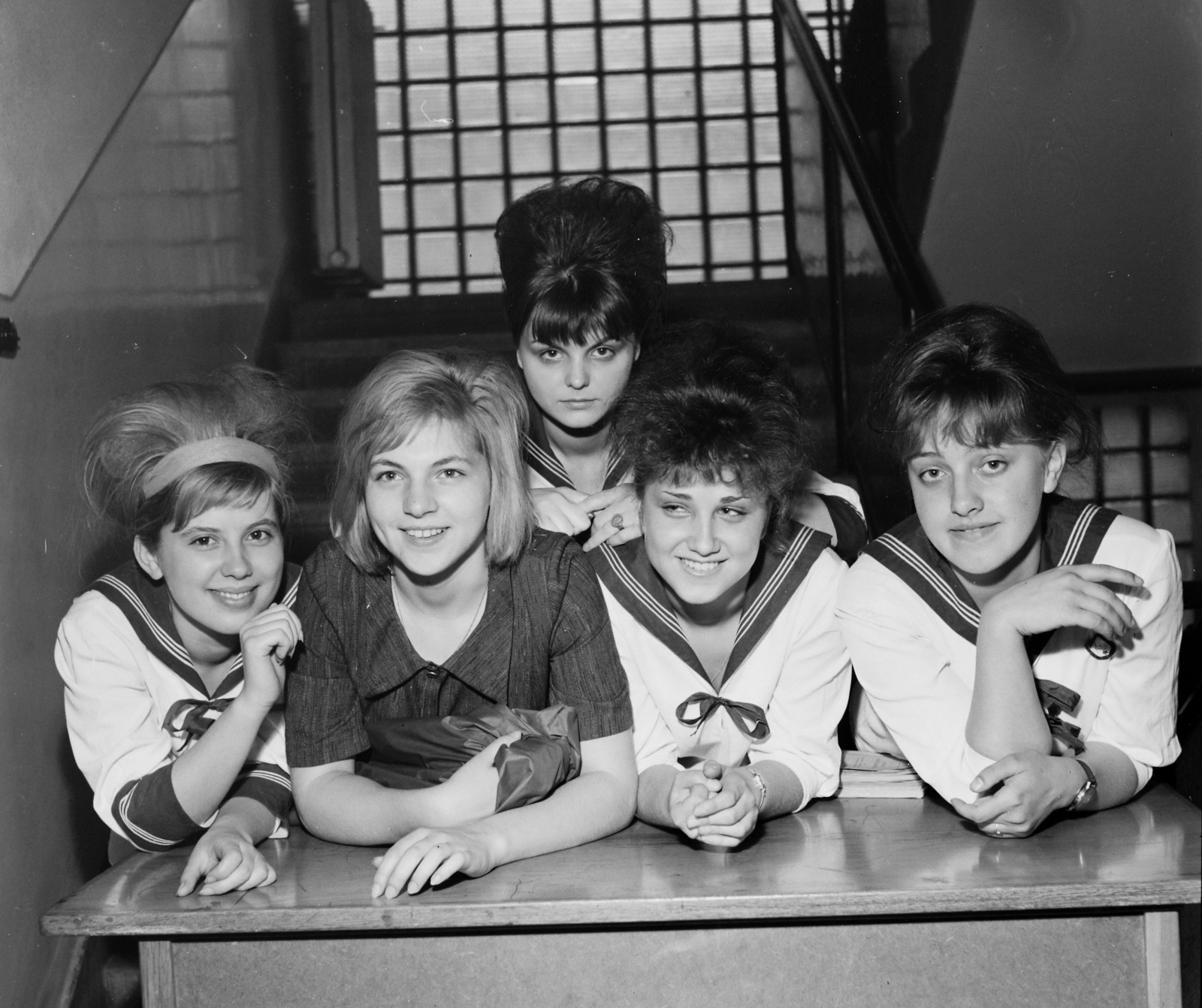 Hungary, Budapest V., Markó utca 29-31., Kossuth Zsuzsa Leánygimnázium (korábban Magyar Királyi Állami Főgimnázium, ma Budapesti Gazdasági Egyetem Rektori Hivatal)., 1964, Hunyady József, Budapest, divided windows, tableau, girls, hairdo, student, sailor blouse, Fortepan #107185