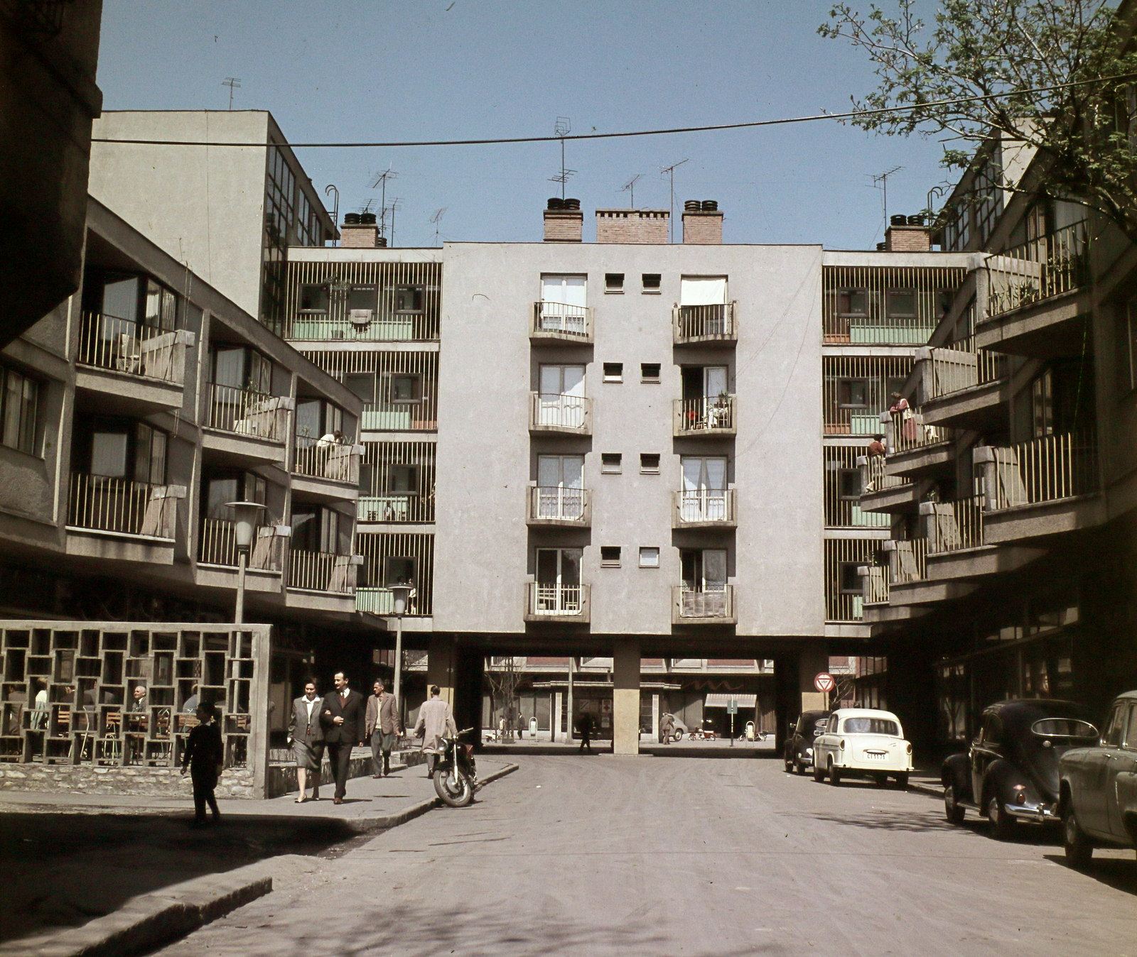Hungary, Szolnok, Magyar utca, az árkádon túl a Kossuth Lajos út látszik., 1964, Hunyady József, colorful, Fortepan #107206