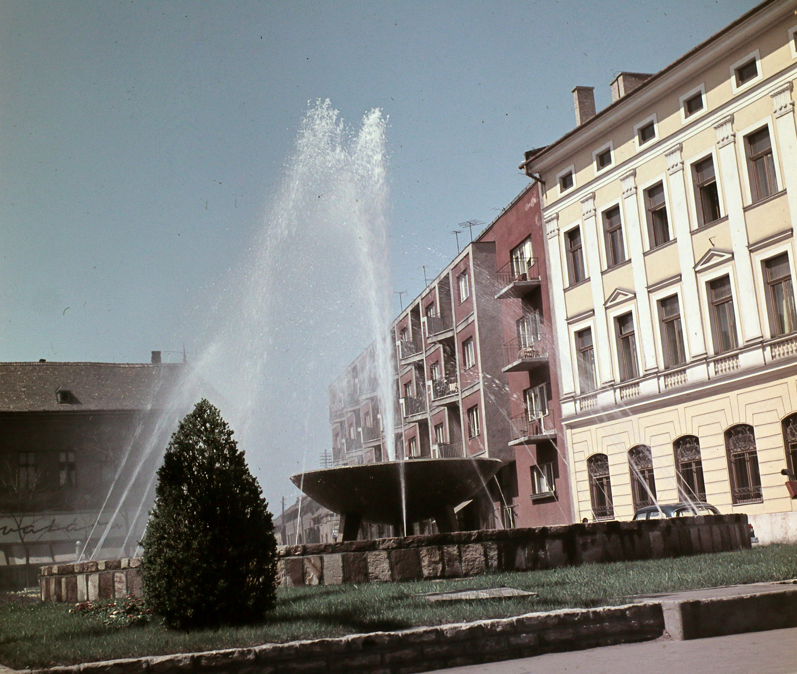 Hungary, Szolnok, Kossuth tér, jobbra a Damjanich Múzeum., 1964, Hunyady József, colorful, museum, palace, Neoclassical architecture, Lajos Obermayer-design, Fortepan #107207
